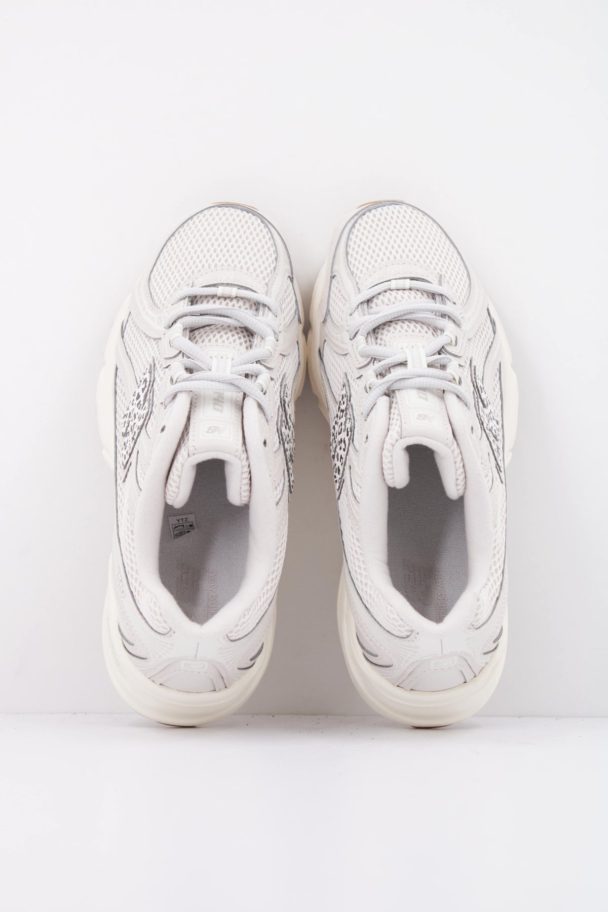 NEW BALANCE U740 7KF en color BLANCO (3)