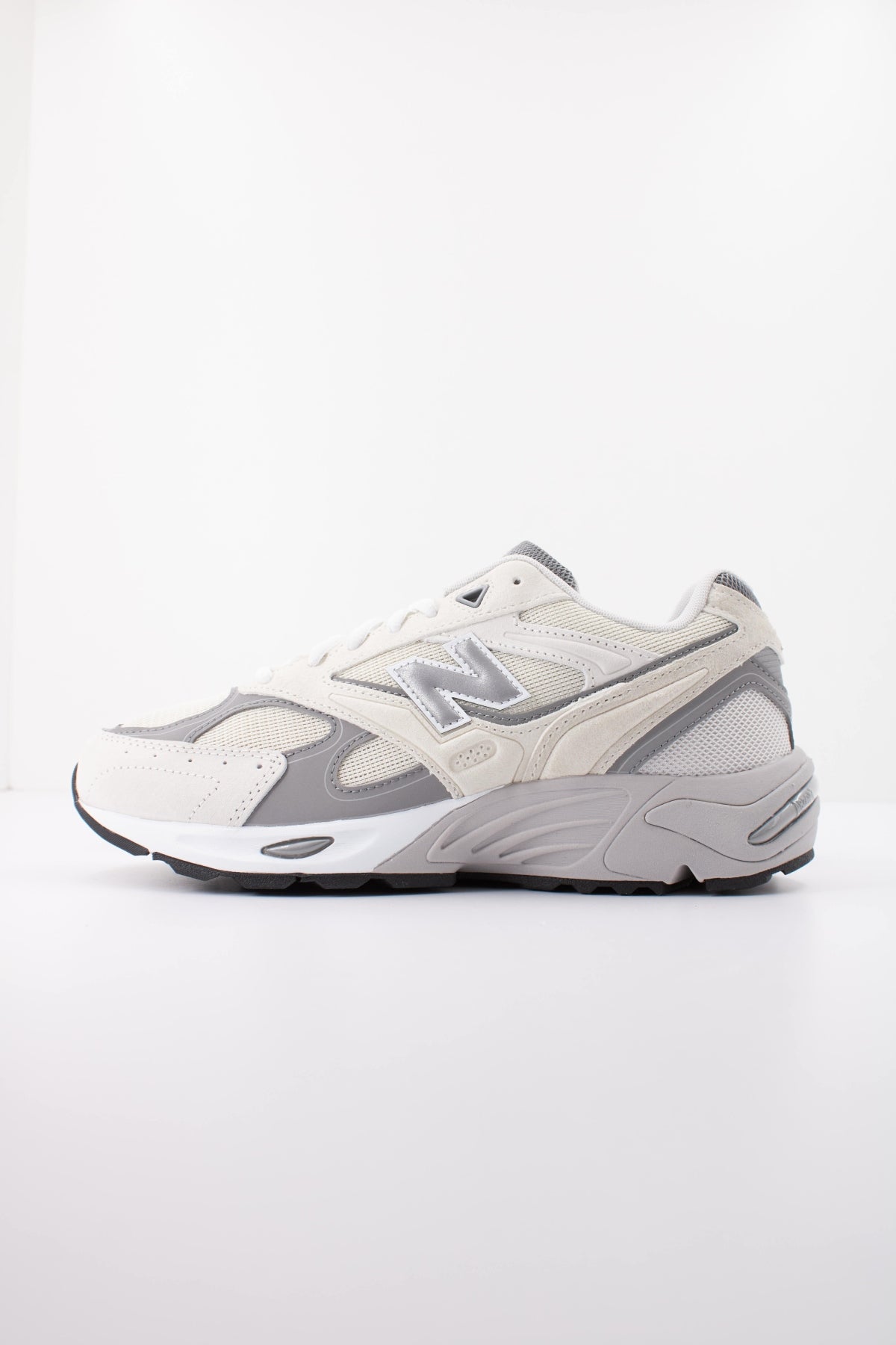 NEW BALANCE U880R 2QR DEPORTIVO en color BEIS (1)