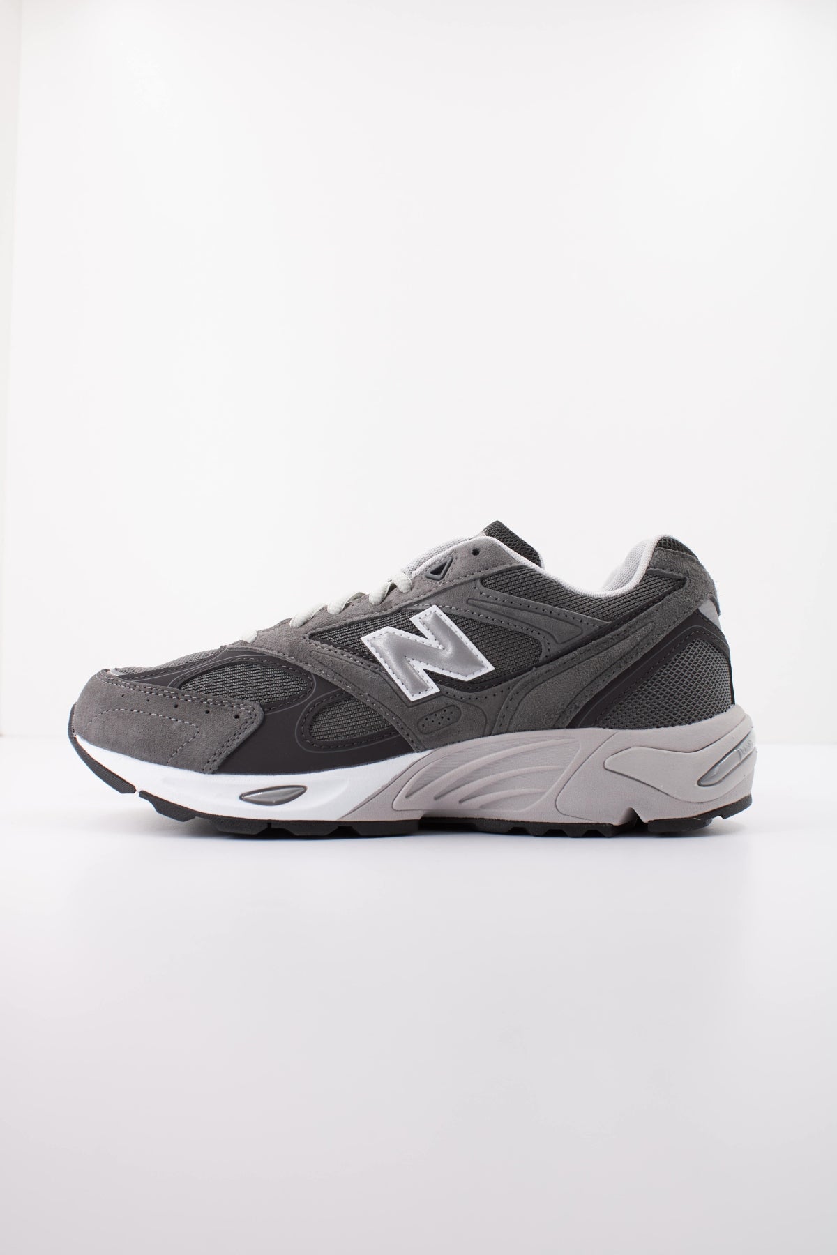 NEW BALANCE U880R 3TR DEPORTIVO en color GRIS (1)