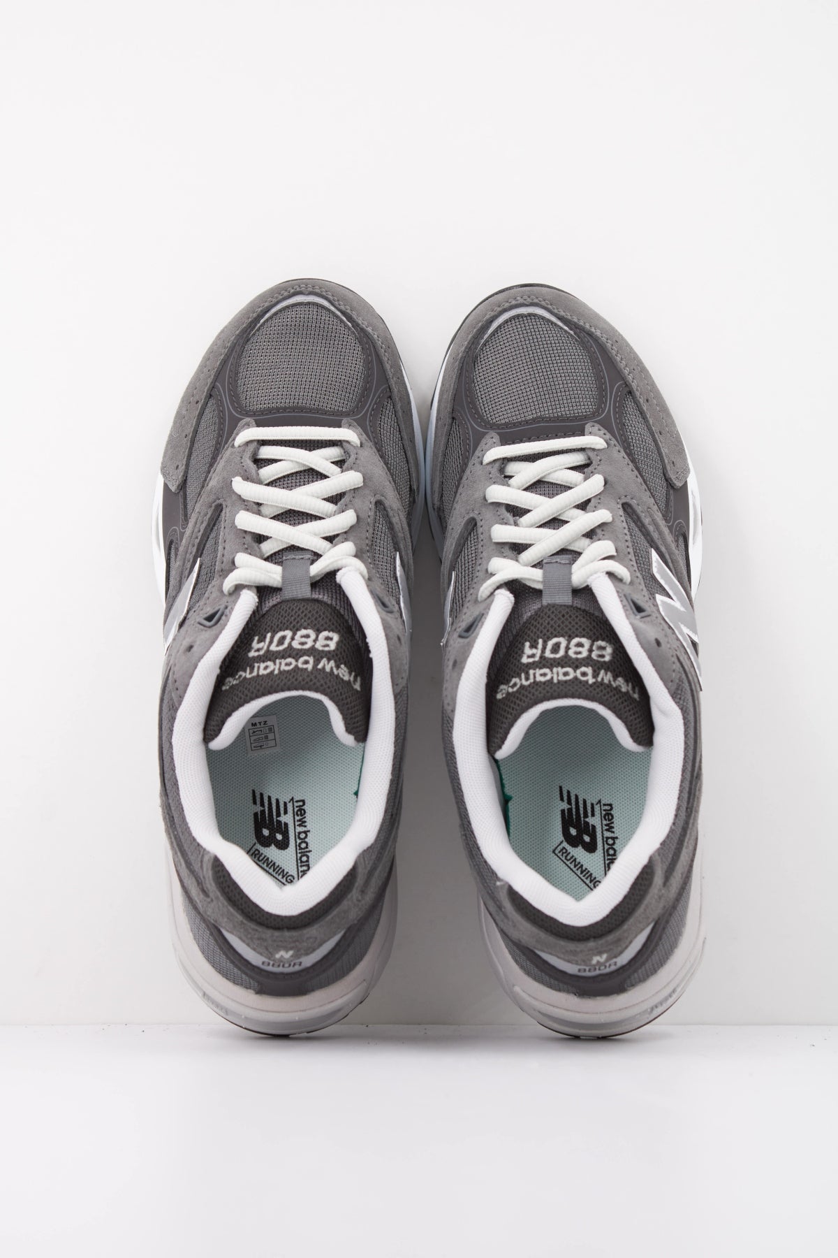 NEW BALANCE U880R 3TR DEPORTIVO en color GRIS (3)