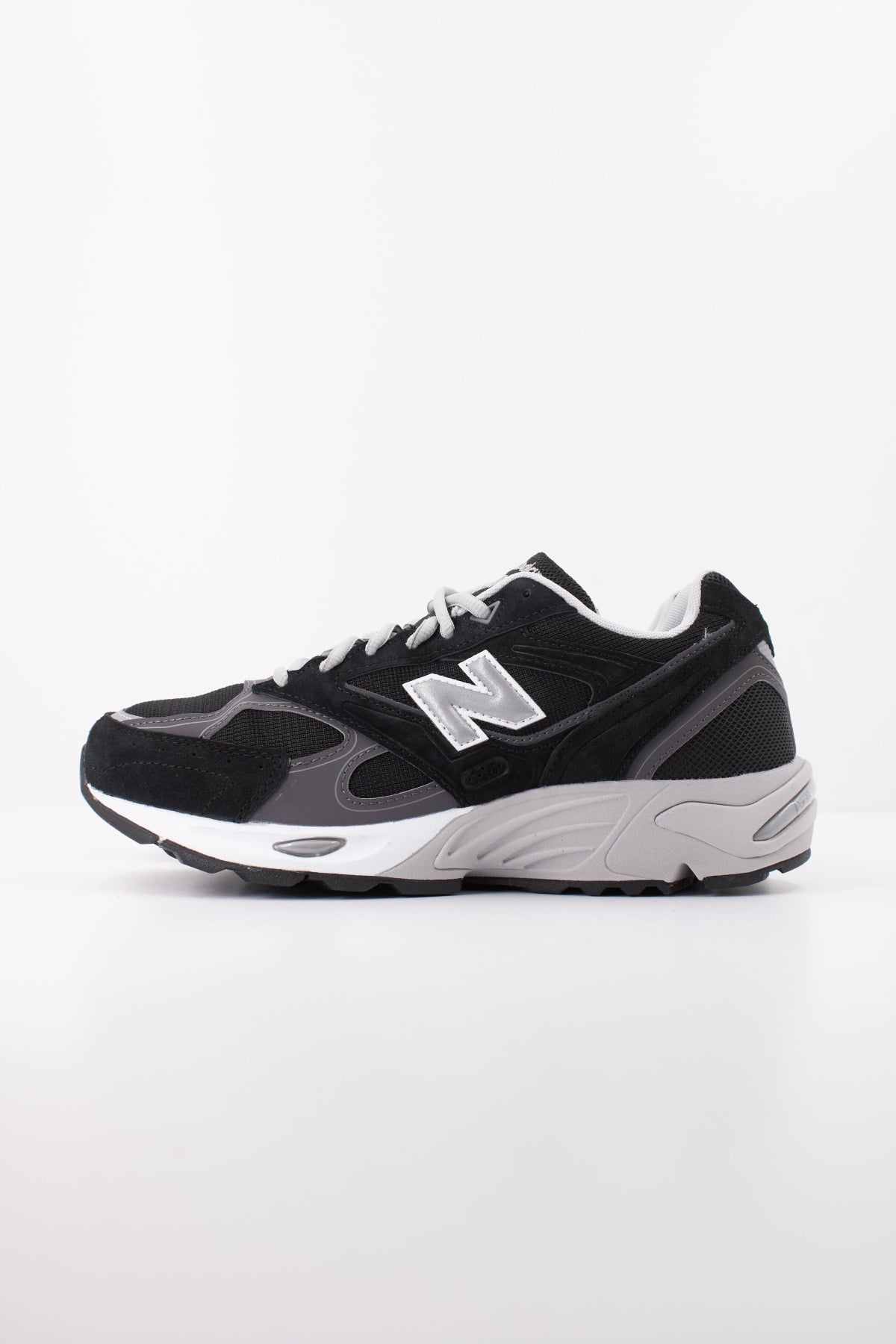 NEW BALANCE U880R 8EU  en color NEGRO (1)