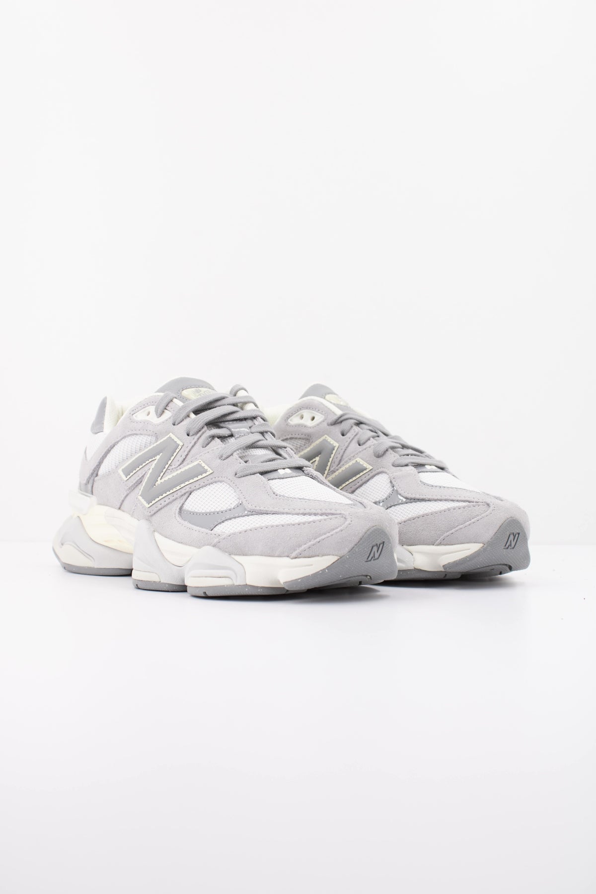 NEW BALANCE U9060 9Z4 DEPORTIVO en color GRIS (2)