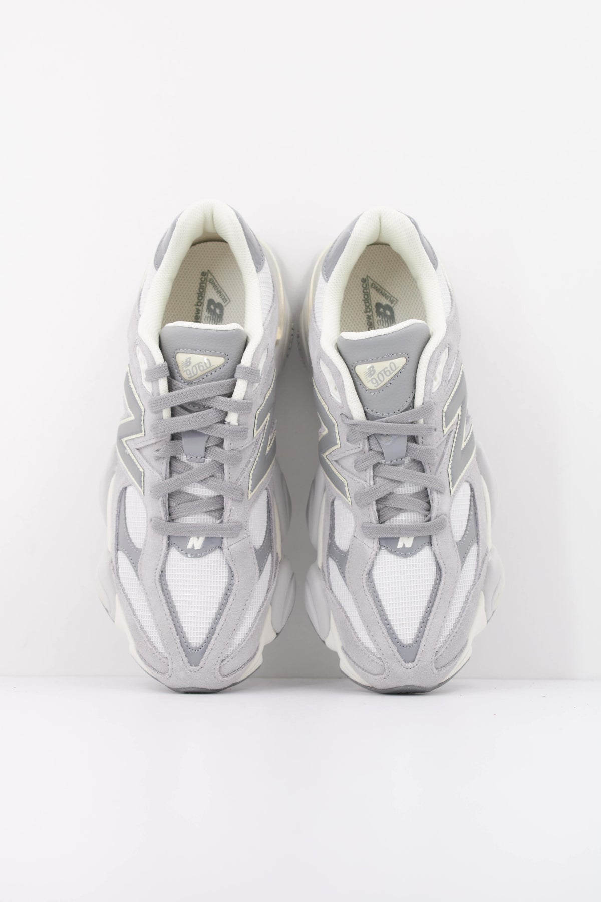 NEW BALANCE U9060 9Z4 DEPORTIVO en color GRIS (3)