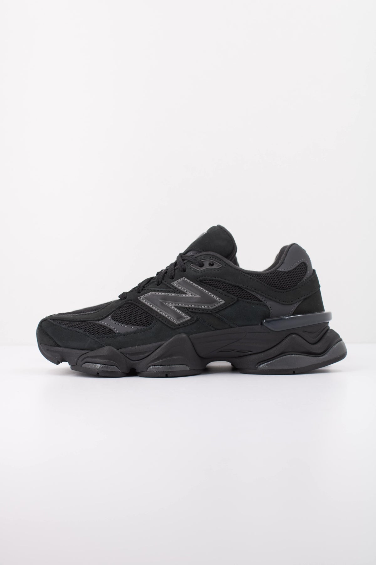 NEW BALANCE U9060 ZGE DEPORTIVO en color NEGRO (1)