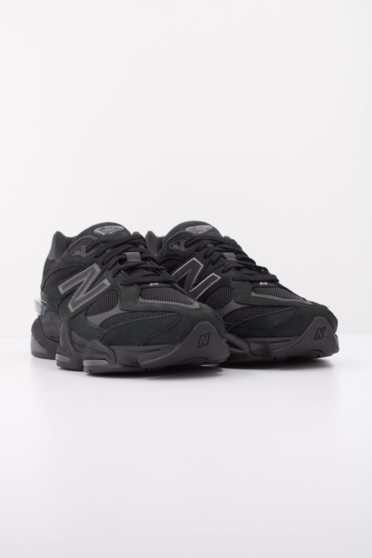 NEW BALANCE U9060 ZGE DEPORTIVO en color NEGRO (2)