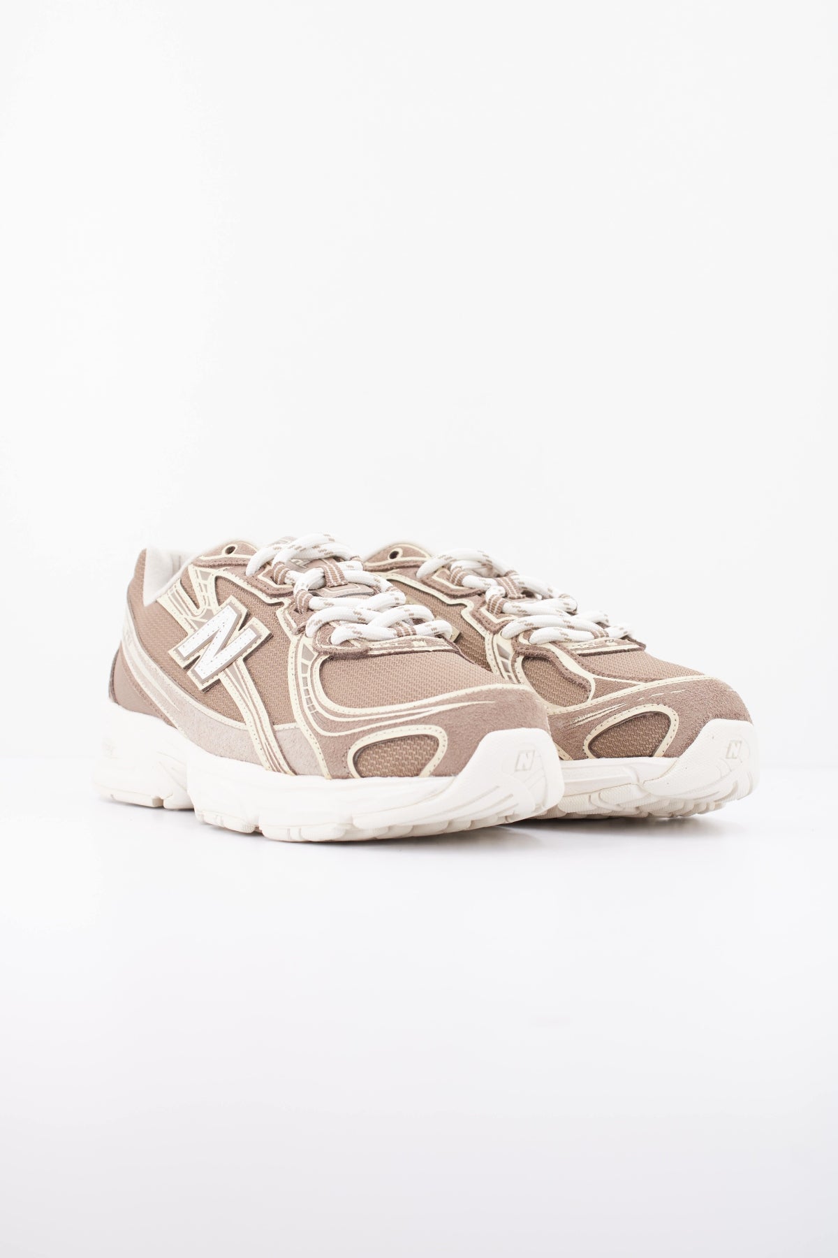 NEW BALANCE U740 3TR DEPORTIVO en color MARRON (2)