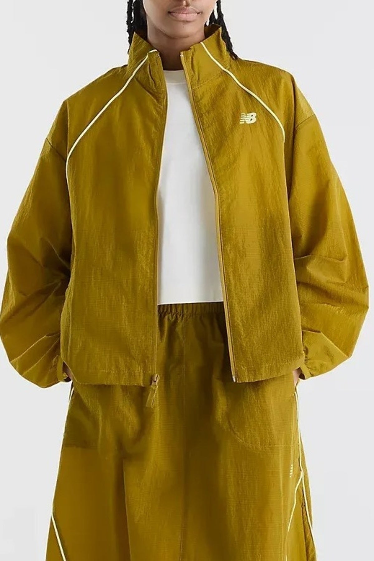NEW BALANCE WJ6113KS SPORT LEGACY JACKET en color AMARILLO (2)