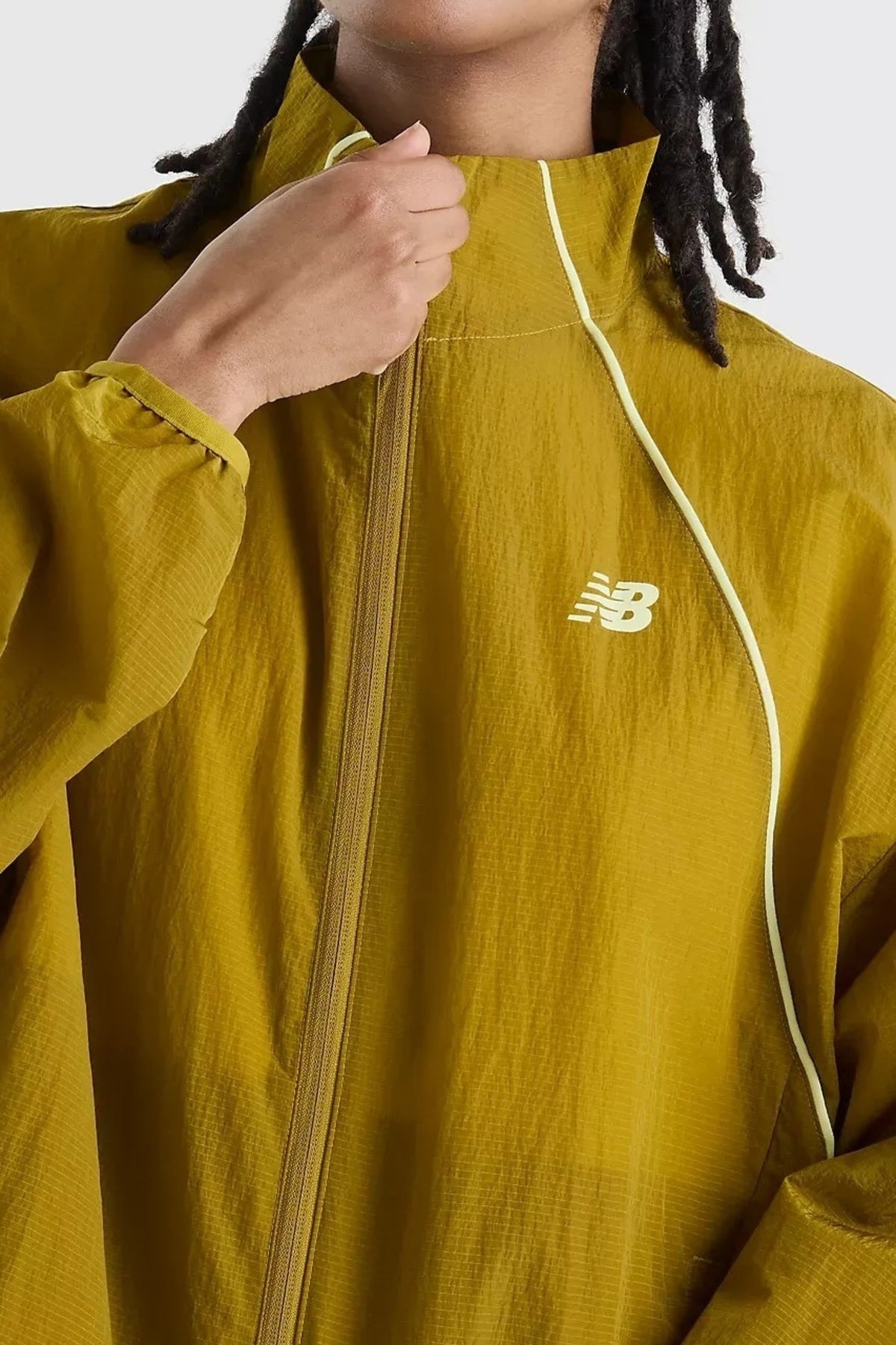 NEW BALANCE WJ6113KS SPORT LEGACY JACKET en color AMARILLO (3)