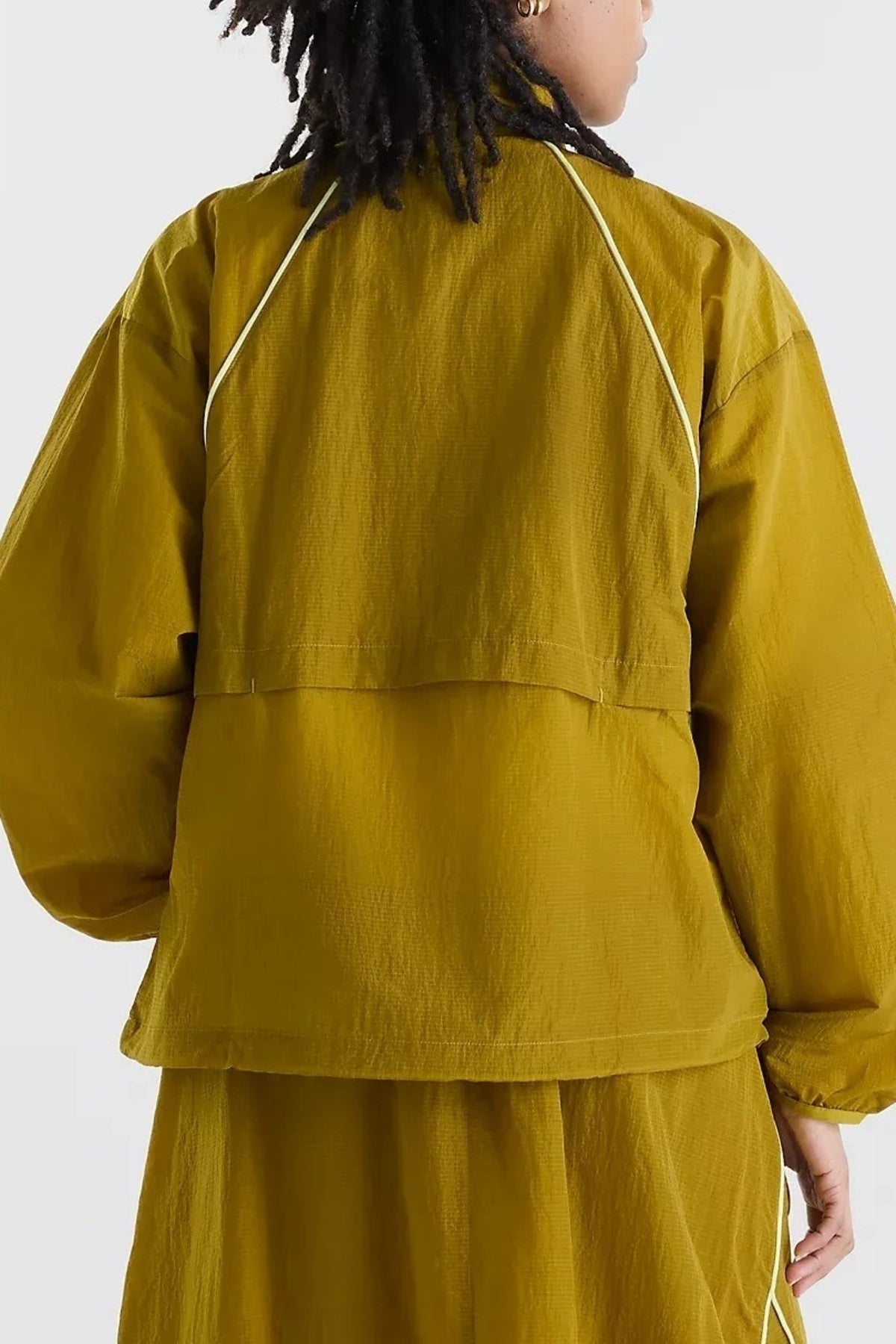 NEW BALANCE WJ6113KS SPORT LEGACY JACKET en color AMARILLO (4)