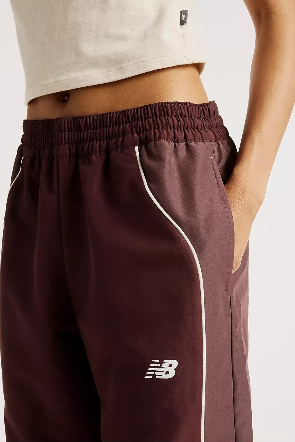 NEW BALANCE WB62O9UF TRACKSIDE WOVEN PANT en color MARRON (3)
