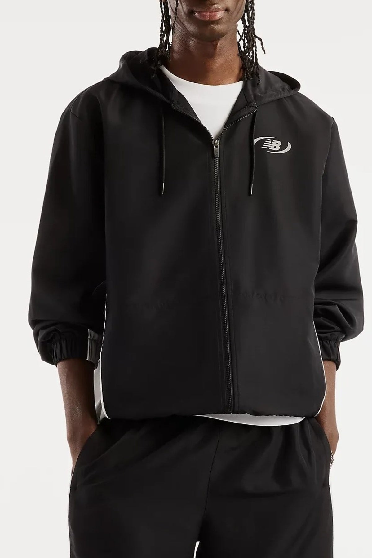 NEW BALANCE MJ62Y8SJ TRACKSIDE WOVEN JACKET en color NEGRO (1)