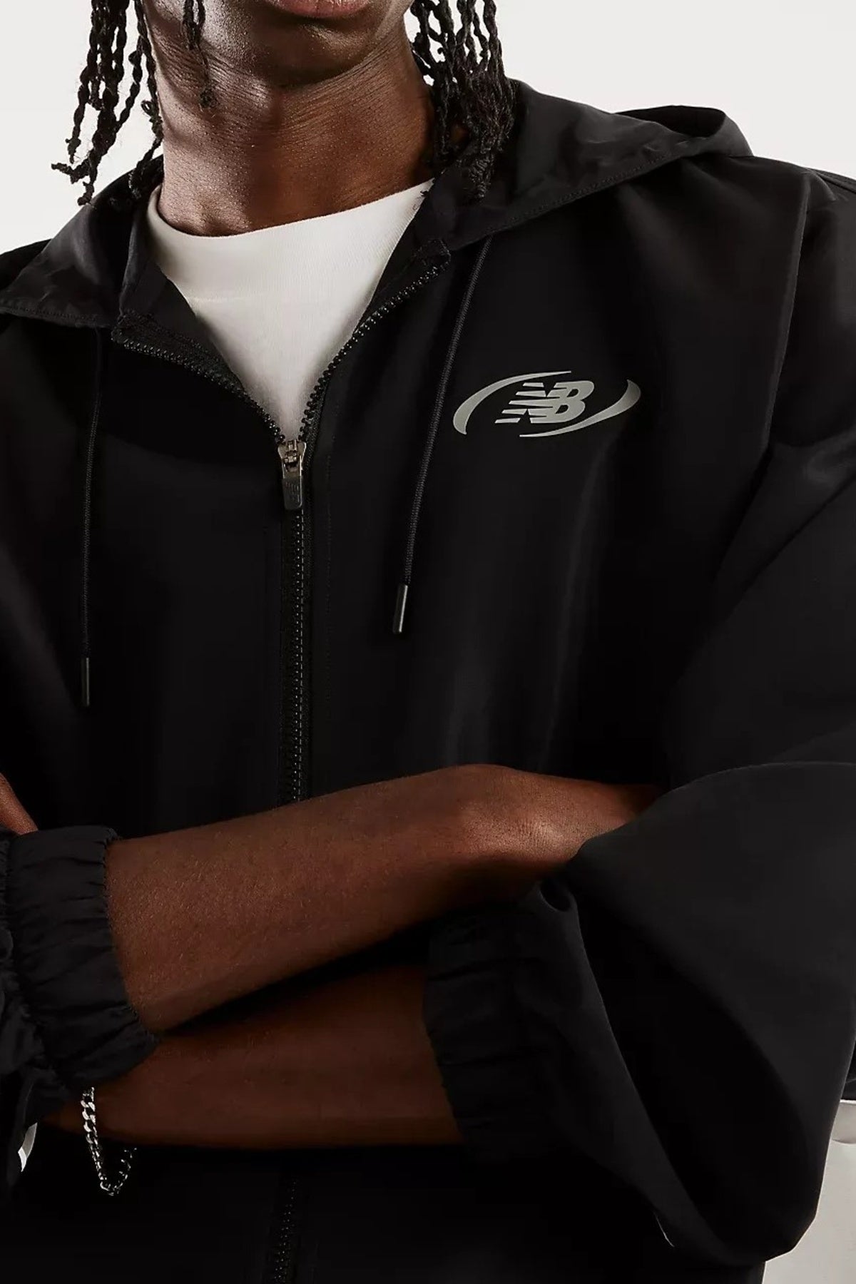 NEW BALANCE MJ62Y8SJ TRACKSIDE WOVEN JACKET en color NEGRO (4)