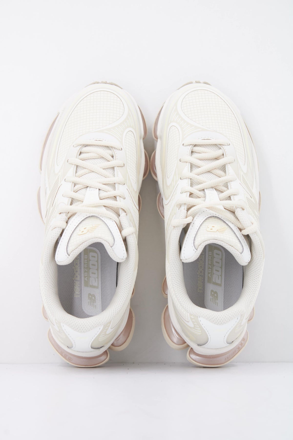 NEW BALANCE U2000 en color BLANCO (3)