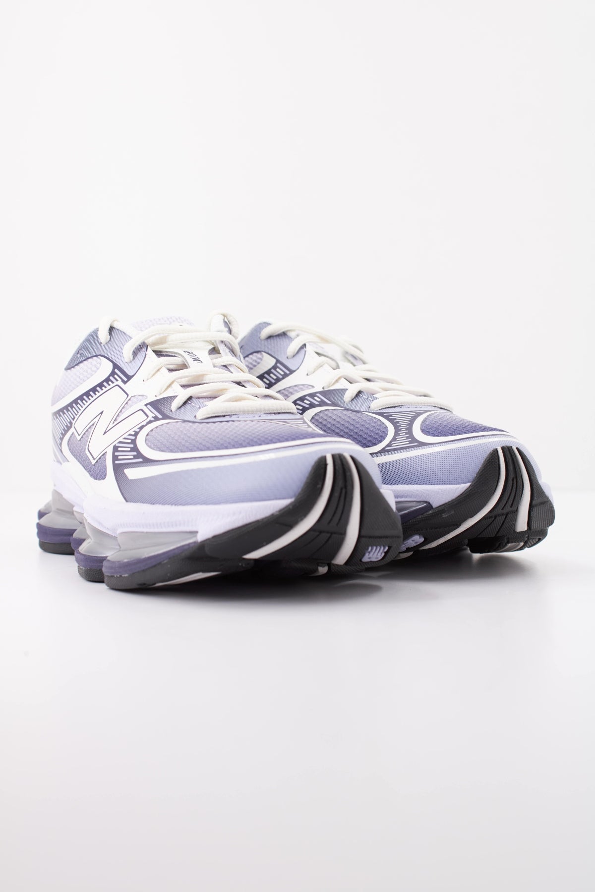 NEW BALANCE U2000 en color VIOLETA (2)