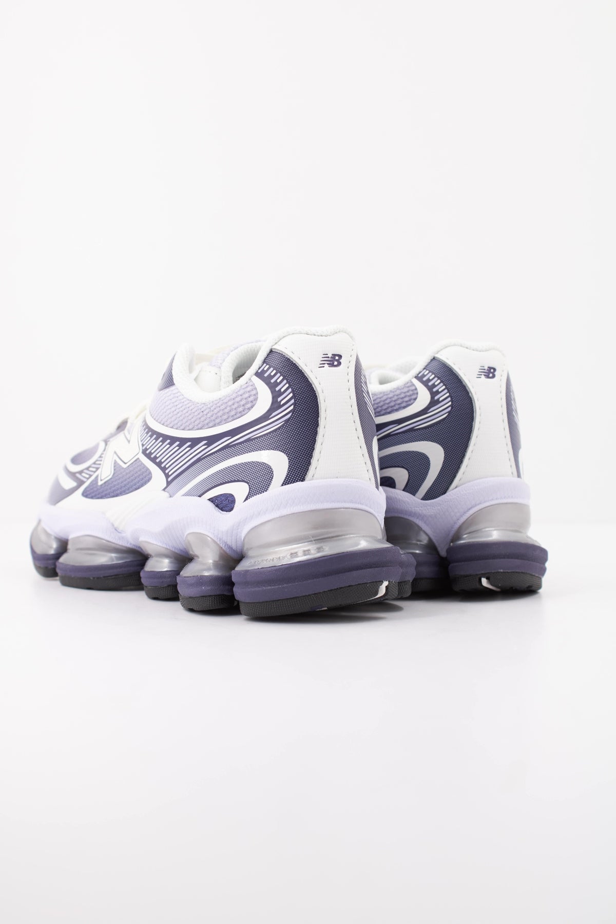 NEW BALANCE U2000 en color VIOLETA (4)
