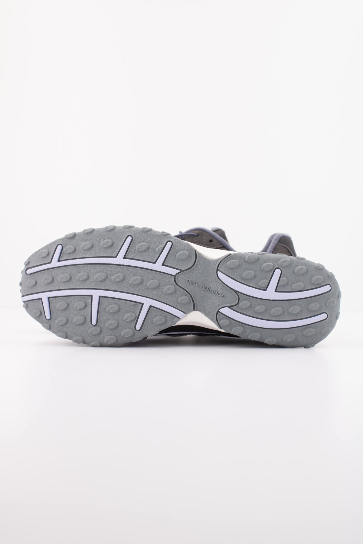 NEW BALANCE U204L en color NEGRO (5)