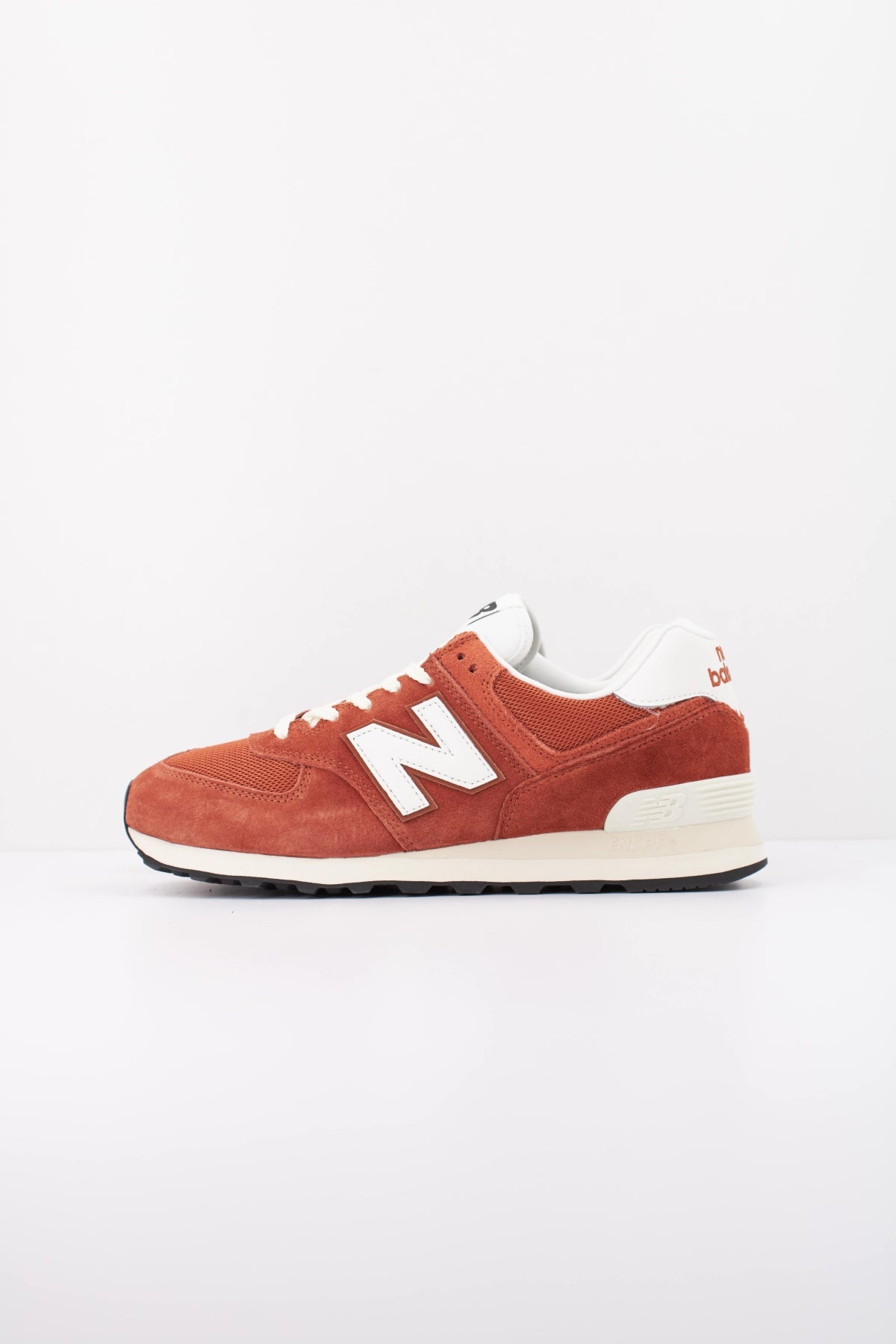 NEW BALANCE U574 5UK DEPORTIVO en color MARRON (1)