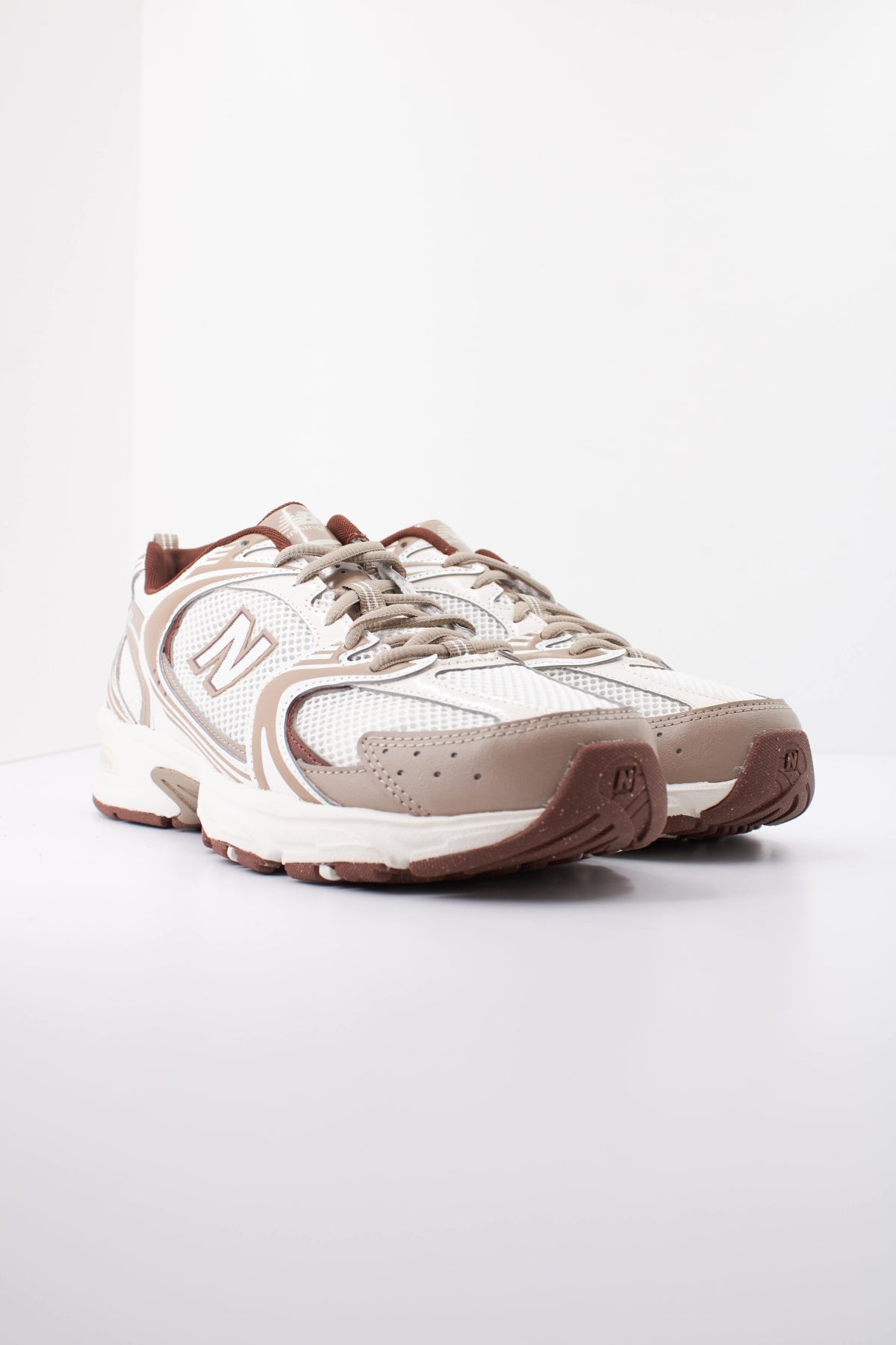 NEW BALANCE U530 COB DEPORTIVO en color BEIS (2)