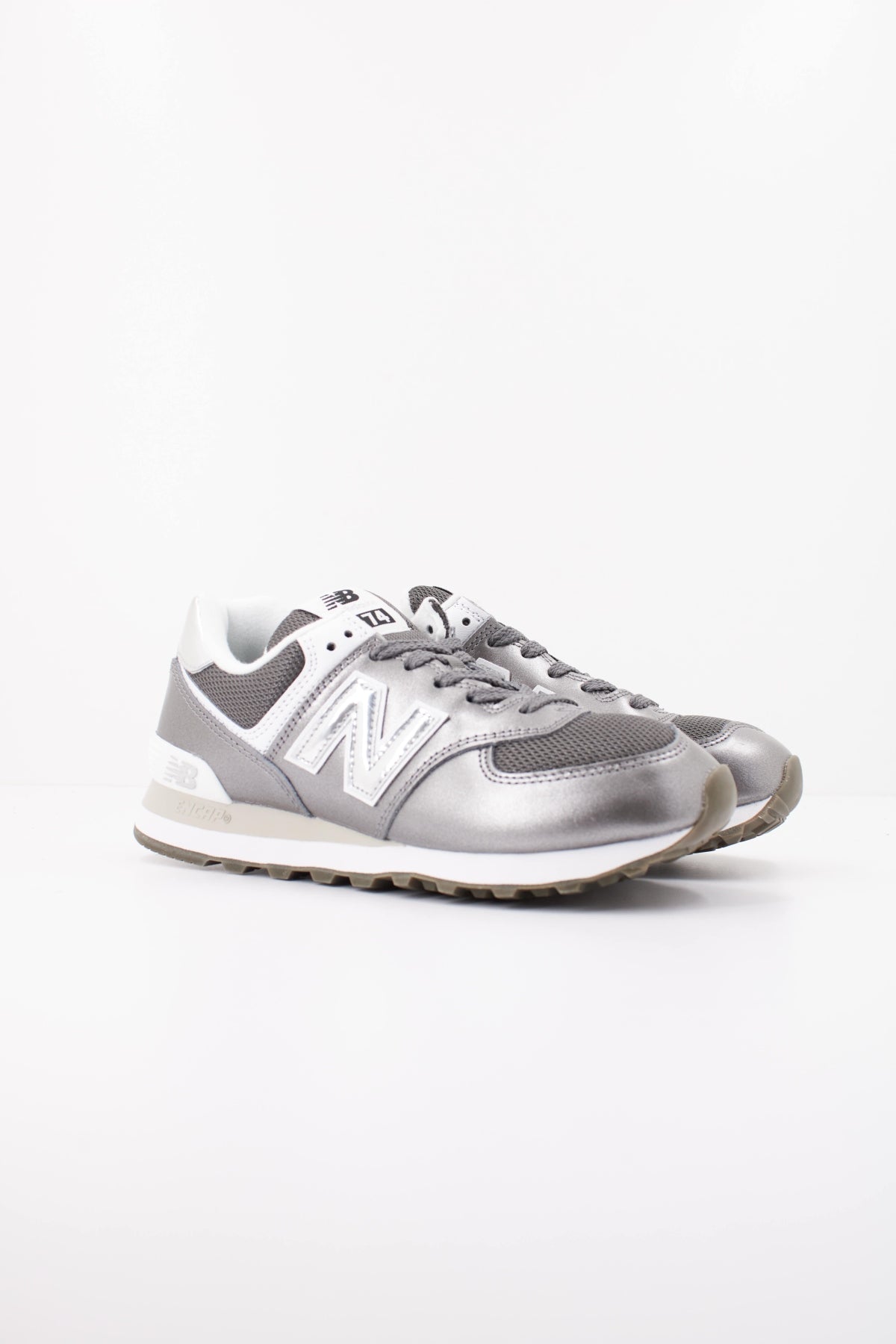 NEW BALANCE W574 8DS DEPORTIVO en color PLATA (2)