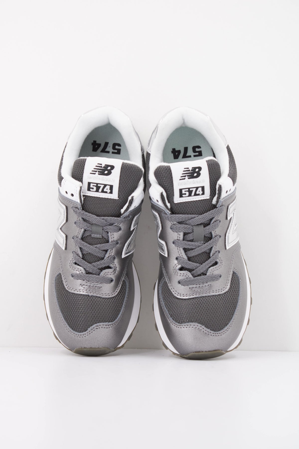 NEW BALANCE W574 8DS DEPORTIVO en color PLATA (3)