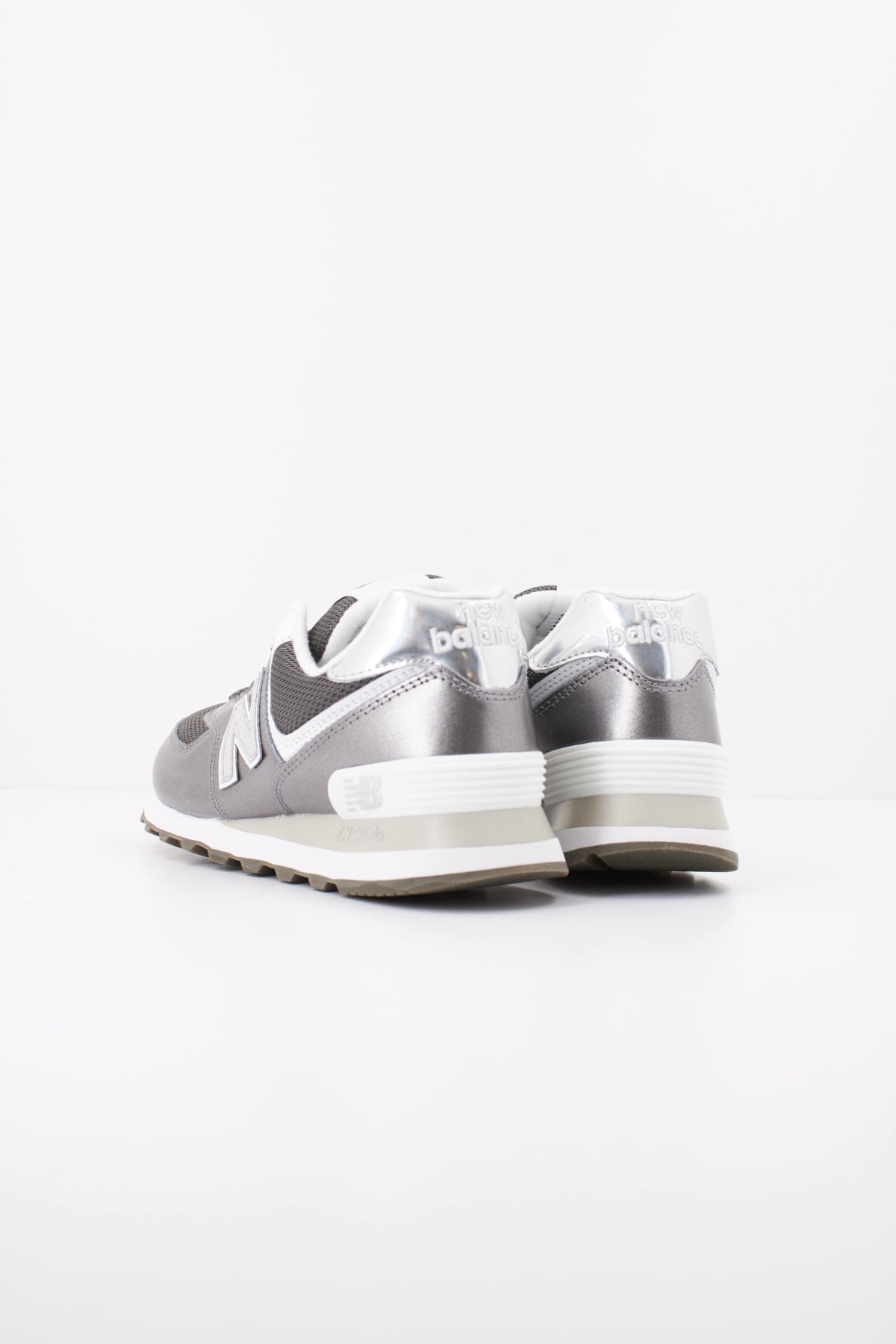 NEW BALANCE W574 8DS DEPORTIVO en color PLATA (4)