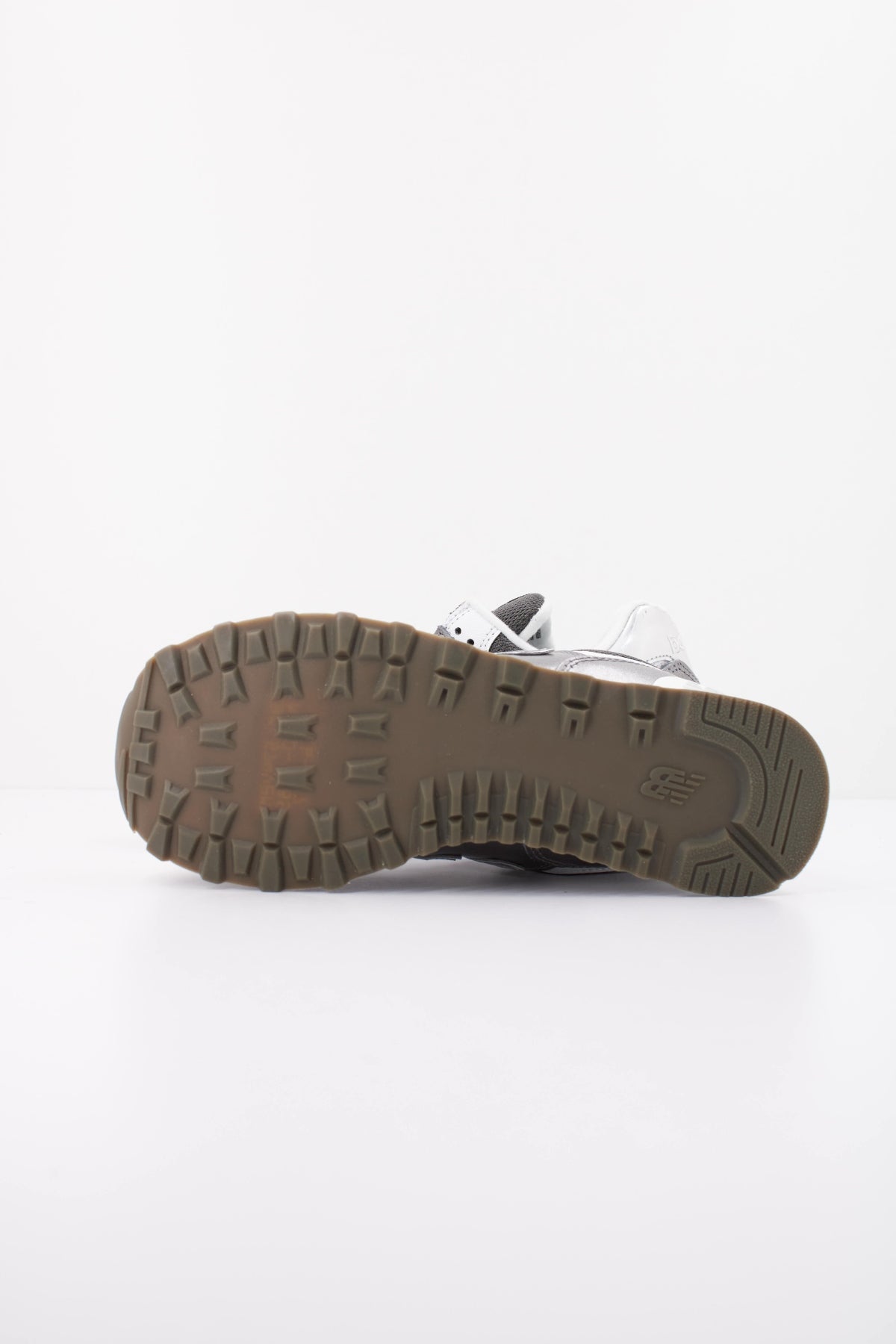 NEW BALANCE W574 8DS DEPORTIVO en color PLATA (5)