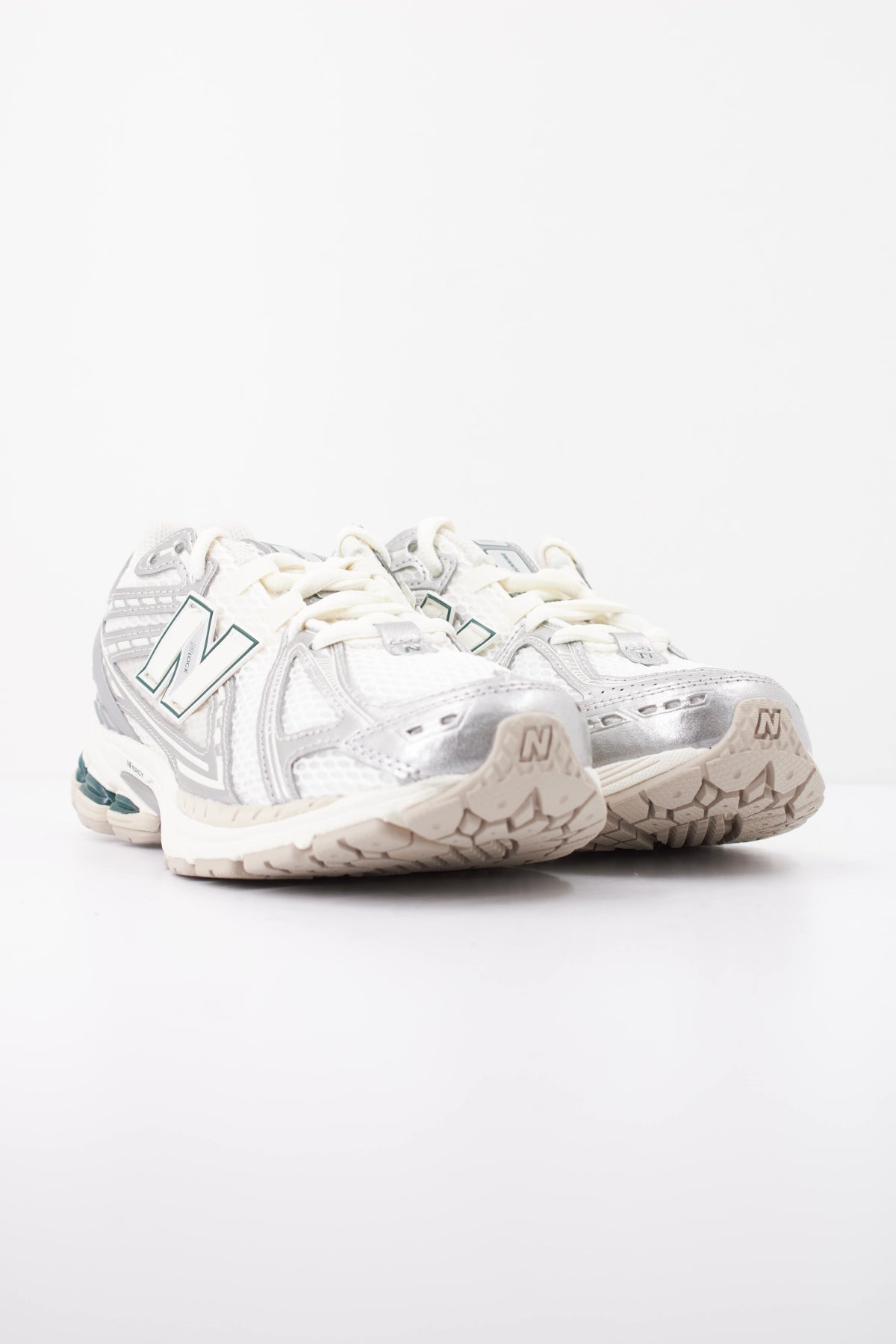 NEW BALANCE M1906 en color PLATA (2)