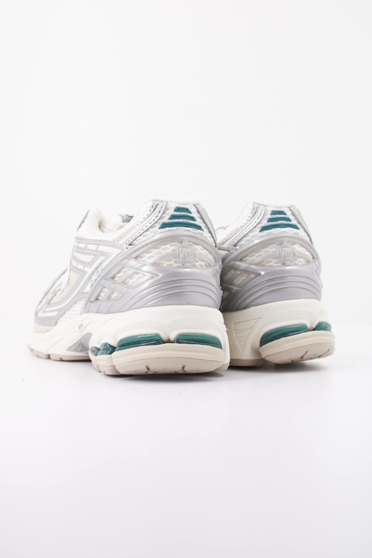 NEW BALANCE M1906 en color PLATA (4)