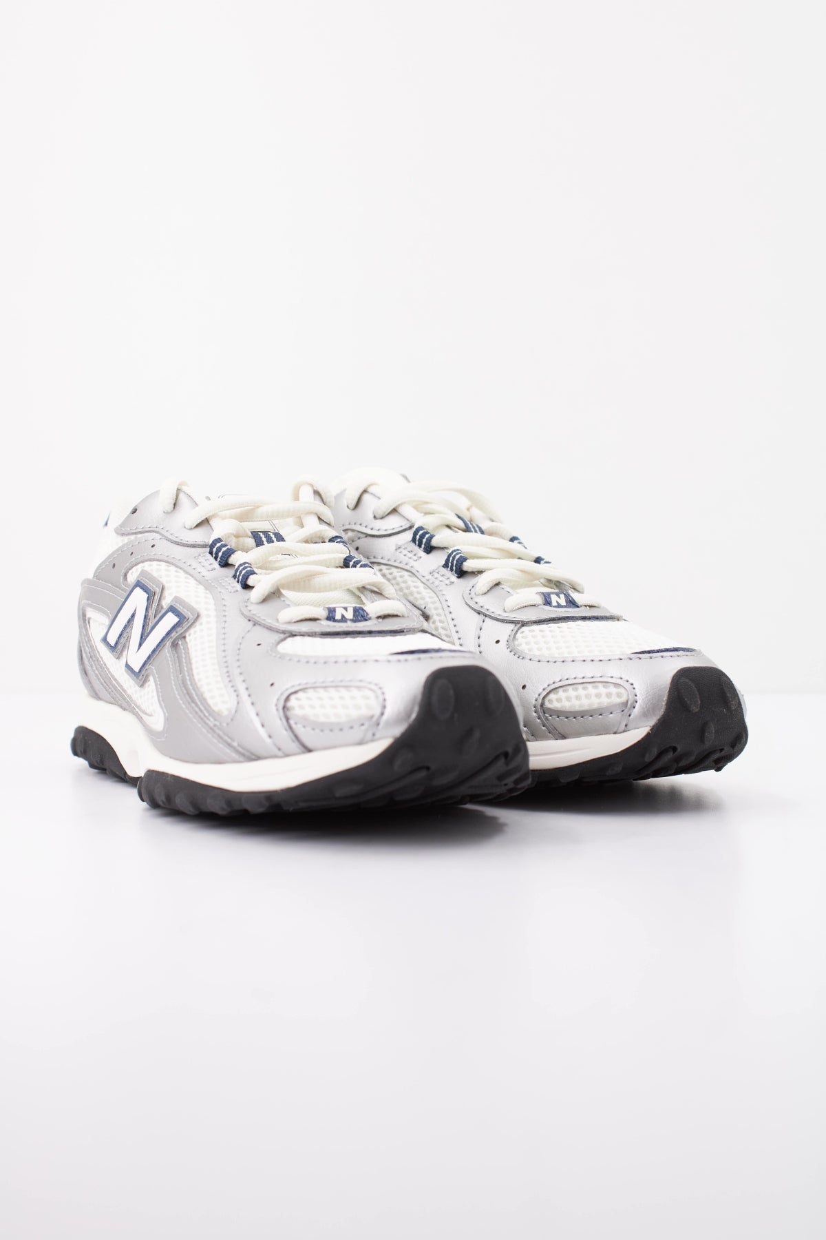 NEW BALANCE U204L en color PLATA (2)