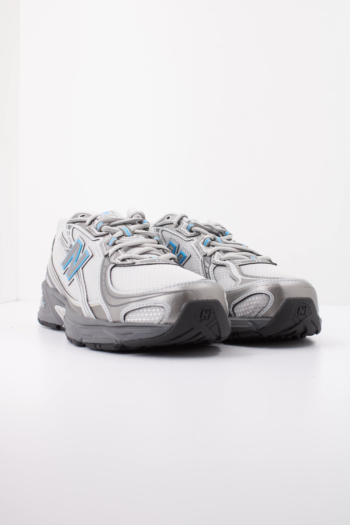 NEW BALANCE U740 en color GRIS (2)