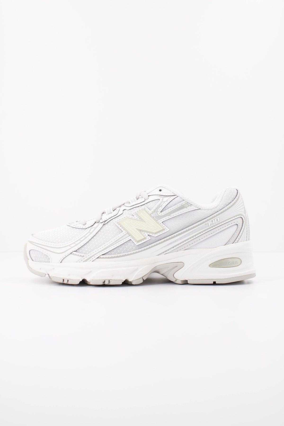 NEW BALANCE U740 8LZ en color BLANCO (1)