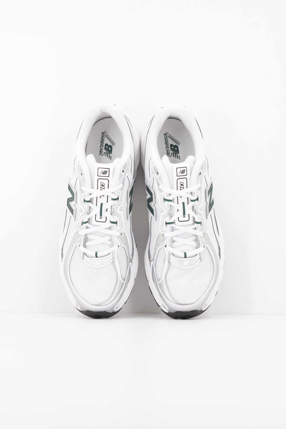NEW BALANCE U740 41J DEPORTIVO en color PLATA (3)