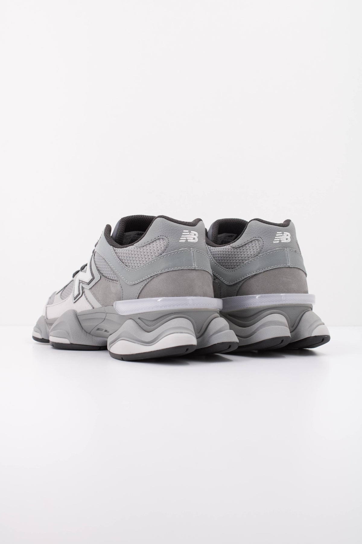 NEW BALANCE U9060 9XS DEPORTIVO en color GRIS (4)