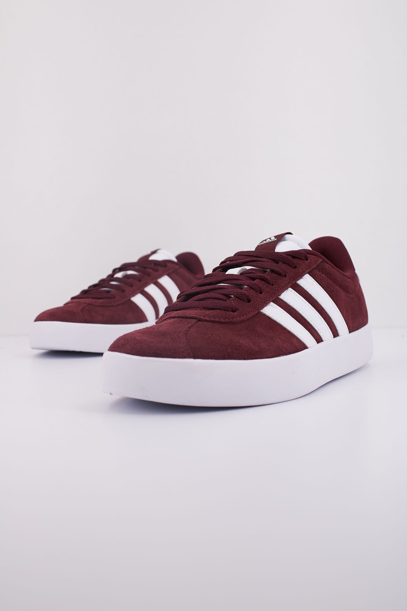 ADIDAS VL COURT 3.0 en color BURDEOS (2)