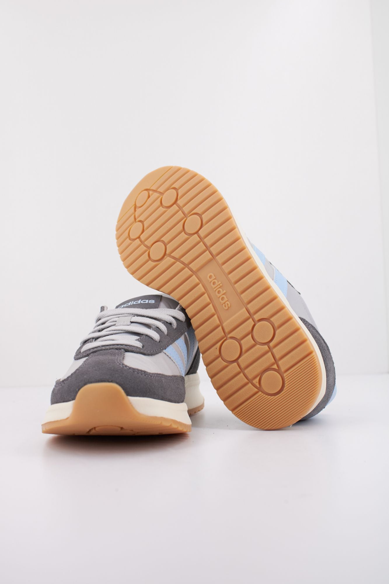 ADIDAS RUN 70s 2.0 en color GRIS (5)