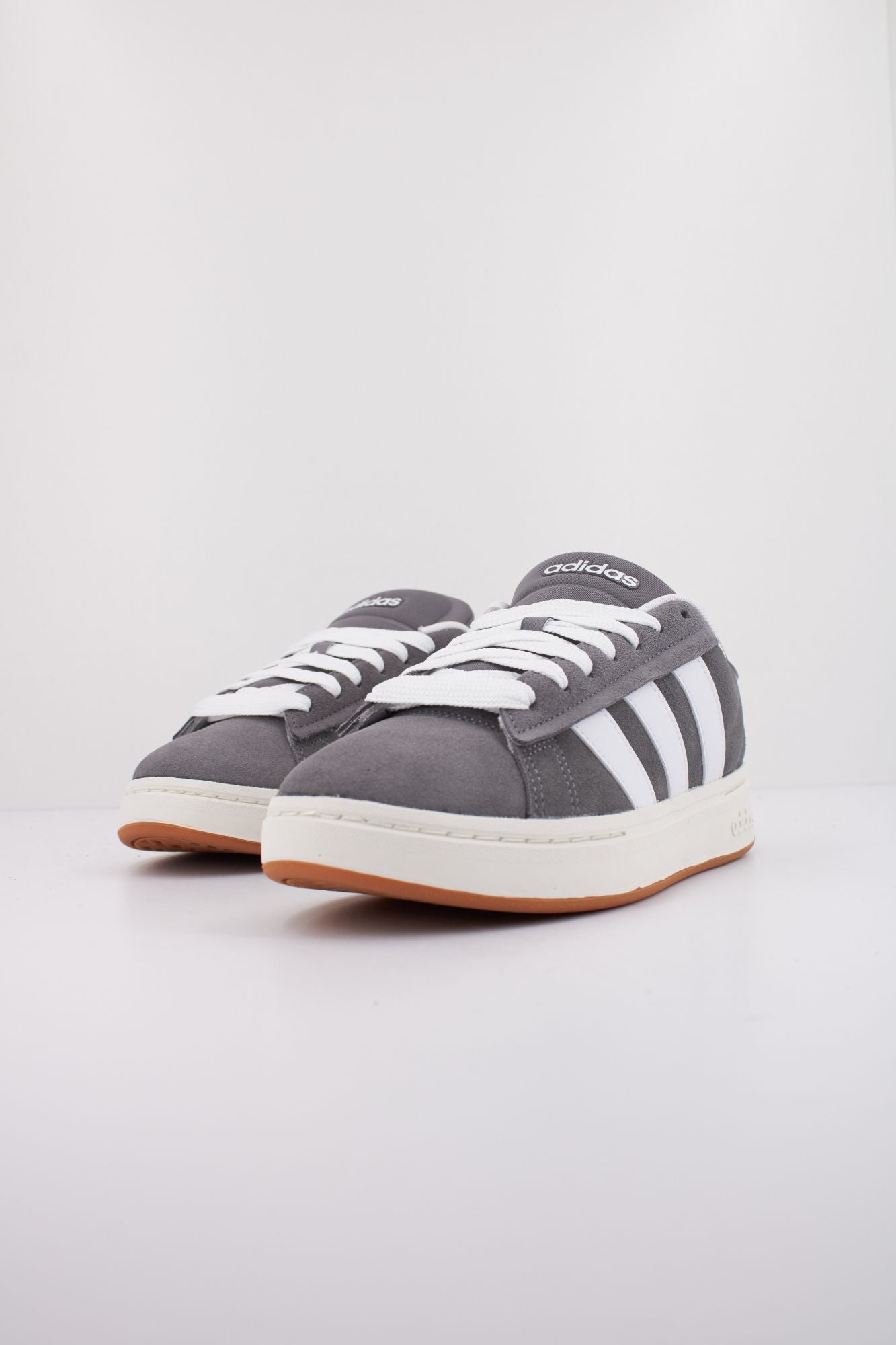 ADIDAS GRAND COURT ALPHA en color GRIS (2)