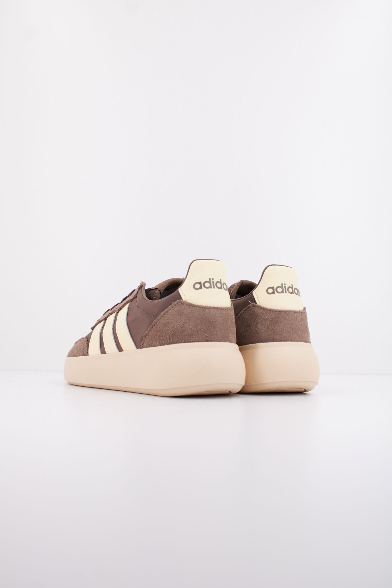 ADIDAS BARREDA DECODE en color MARRON (4)