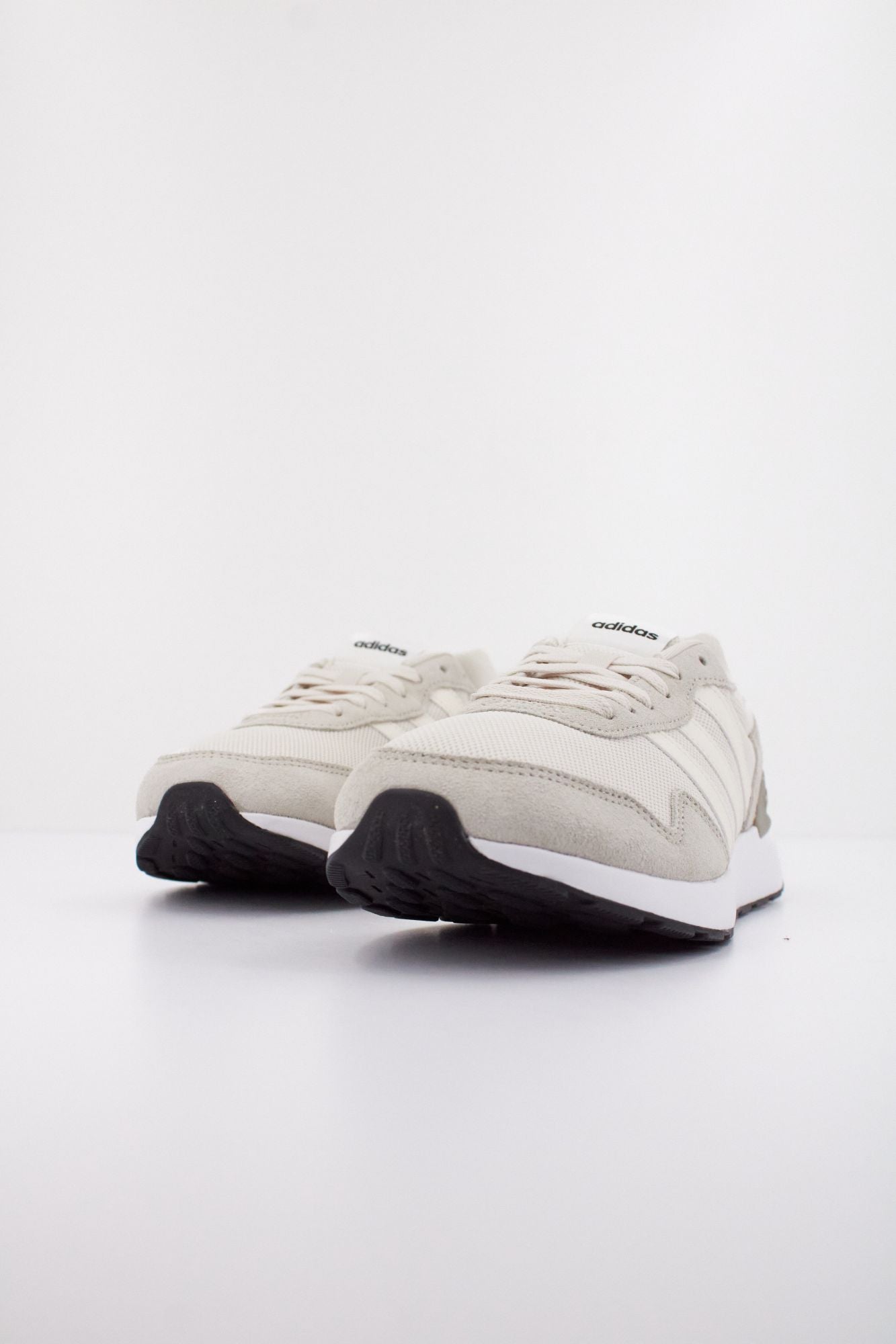 ADIDAS RUN 60s 4.0 en color BEIS (2)