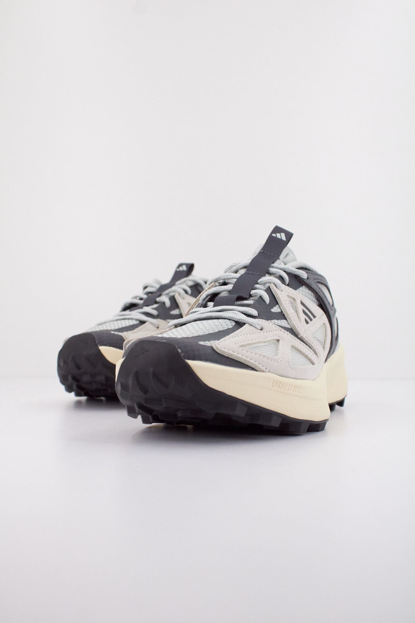 ADIDAS  KANTAI TRAIL  en color GRIS (2)