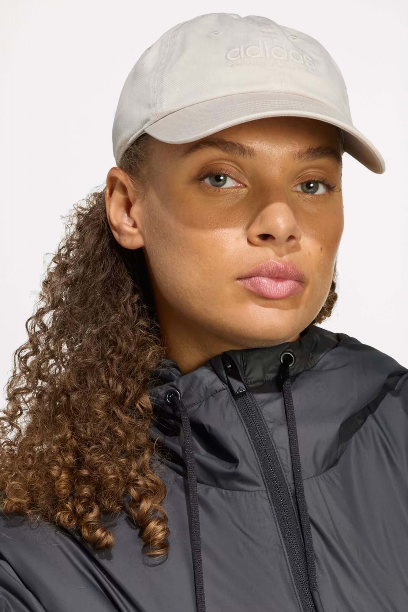 ADIDAS  SPW DAD CAP  en color BEIS (3)