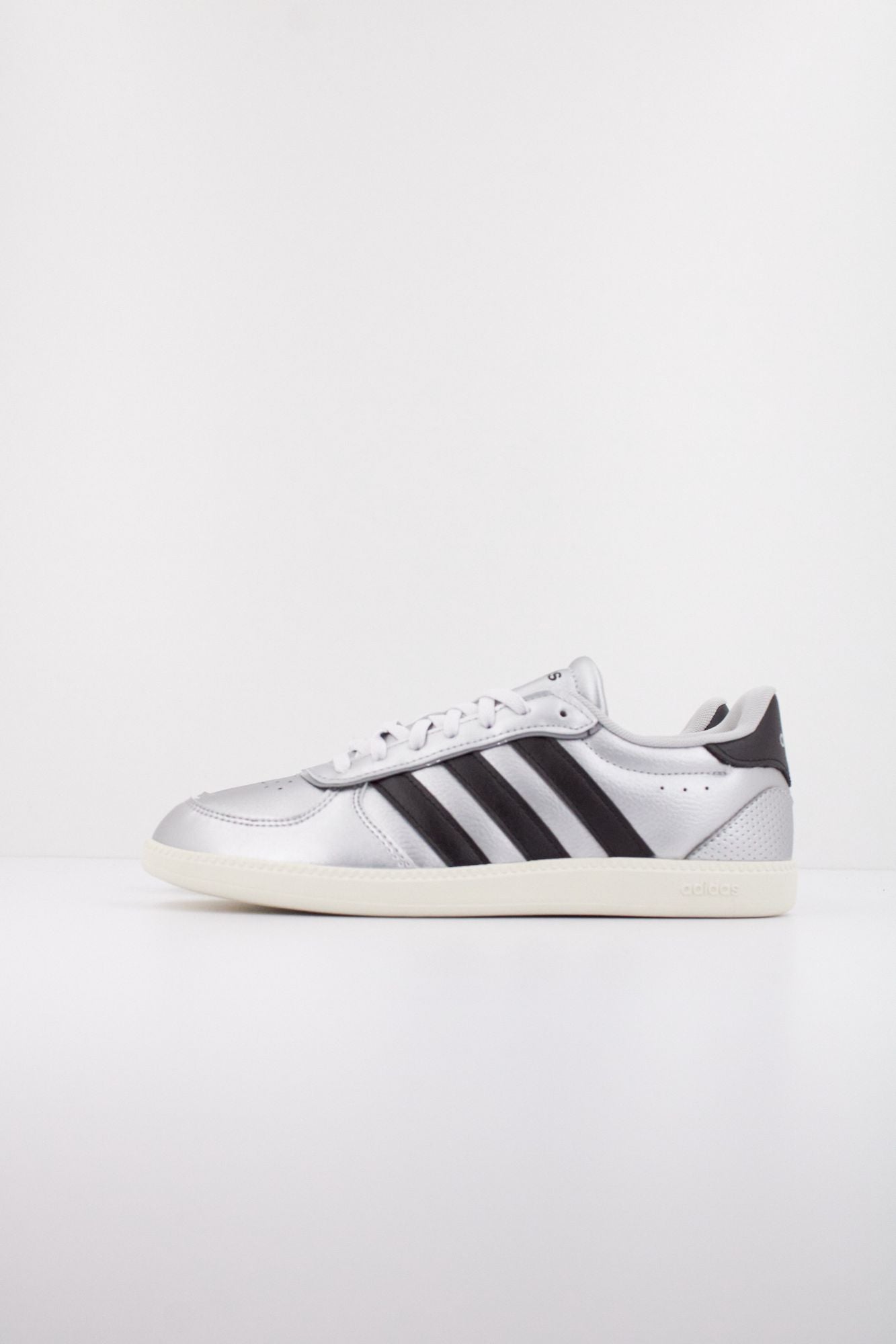 ADIDAS BREAKNET SLEEK en color PLATA (1)