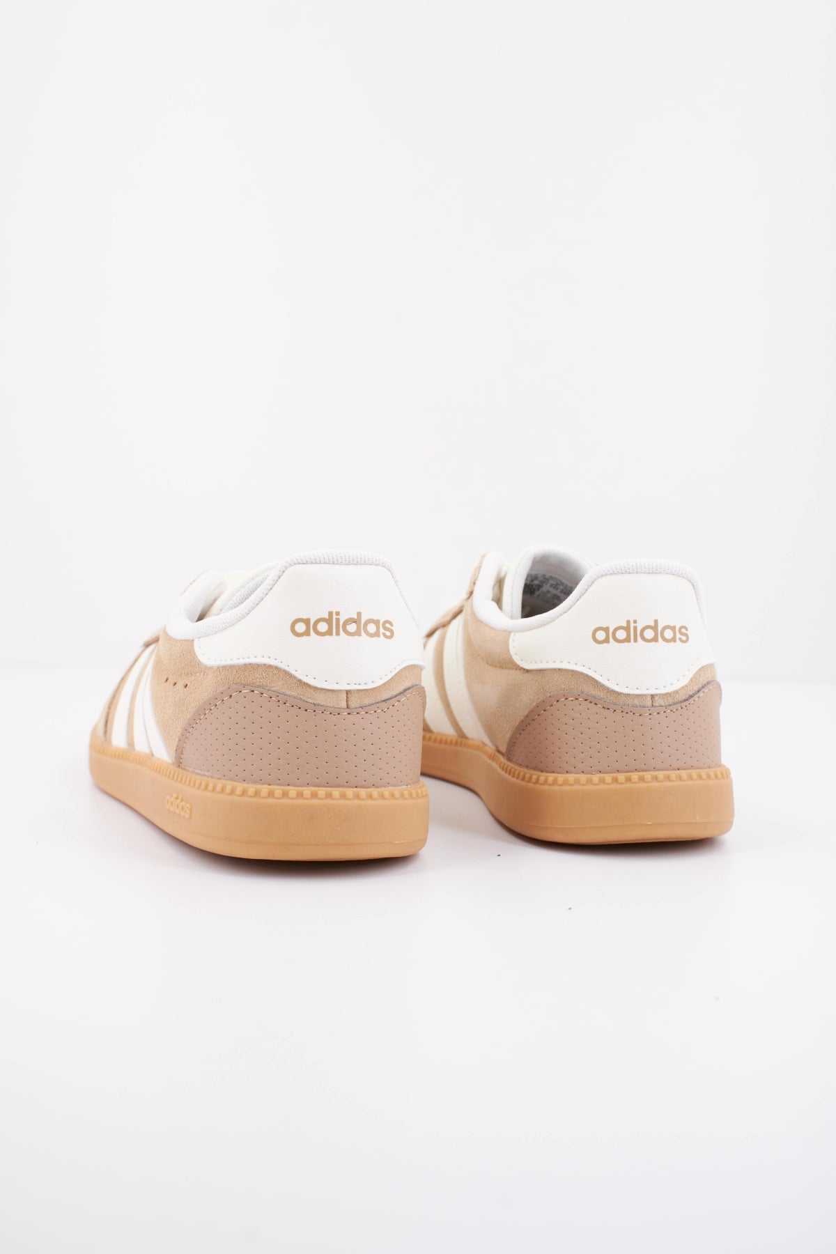 ADIDAS BREAKNET SLEEK en color MARRON CLARO (4)