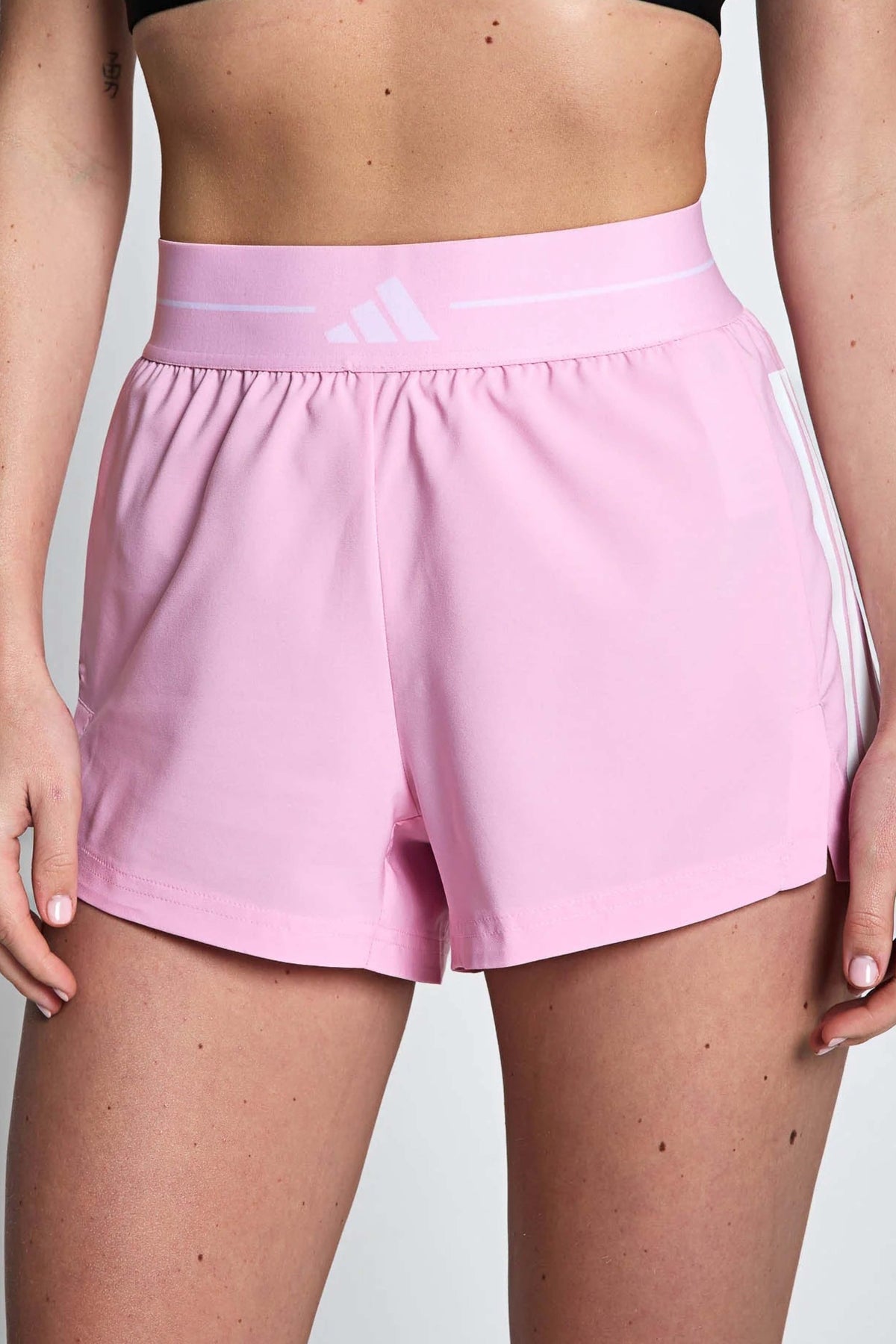 ADIDAS PANTALON HYG WOVEN SHORT en color ROSA (1)
