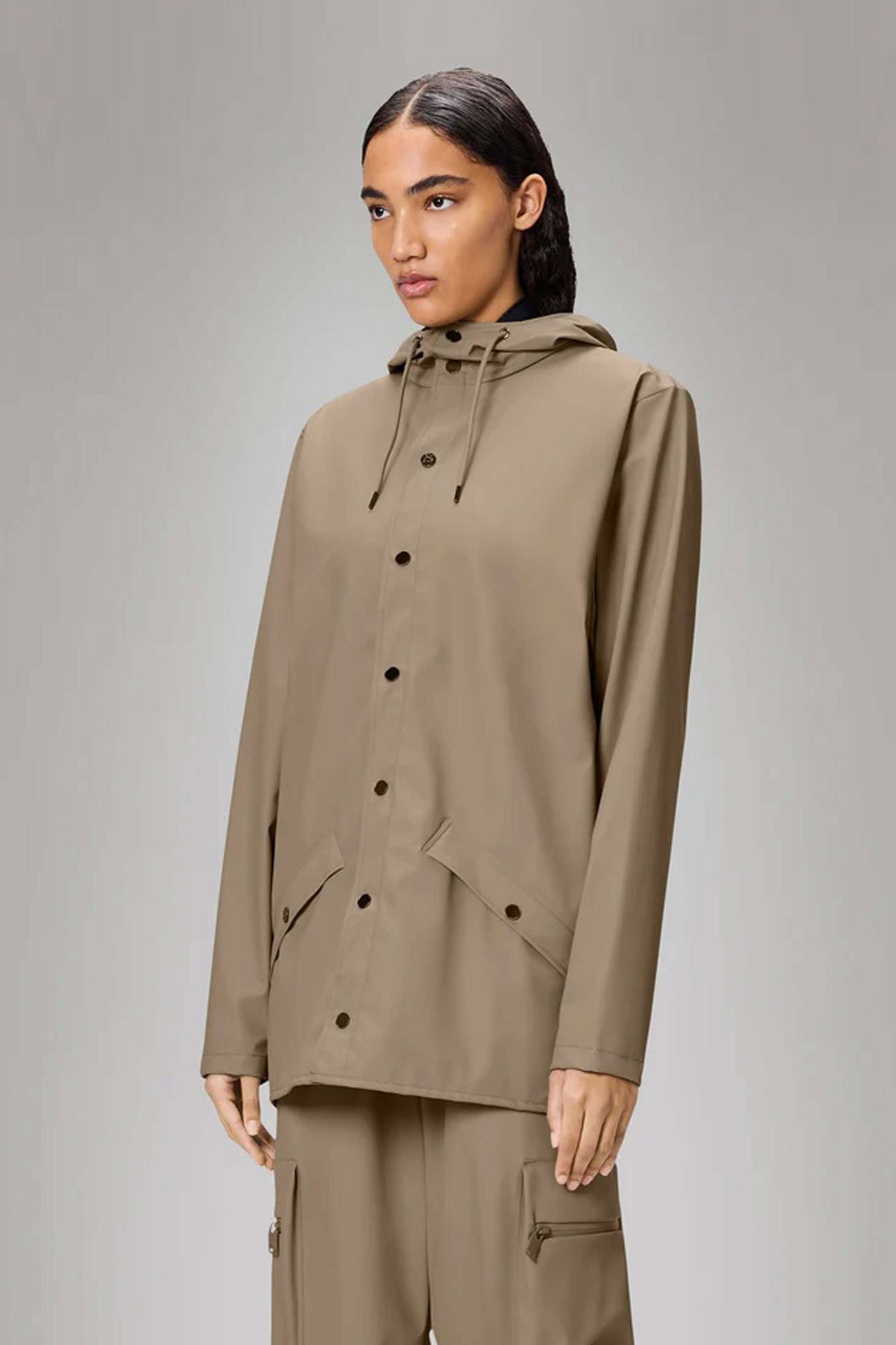 RAINS JACKET W3 en color BEIS (1)