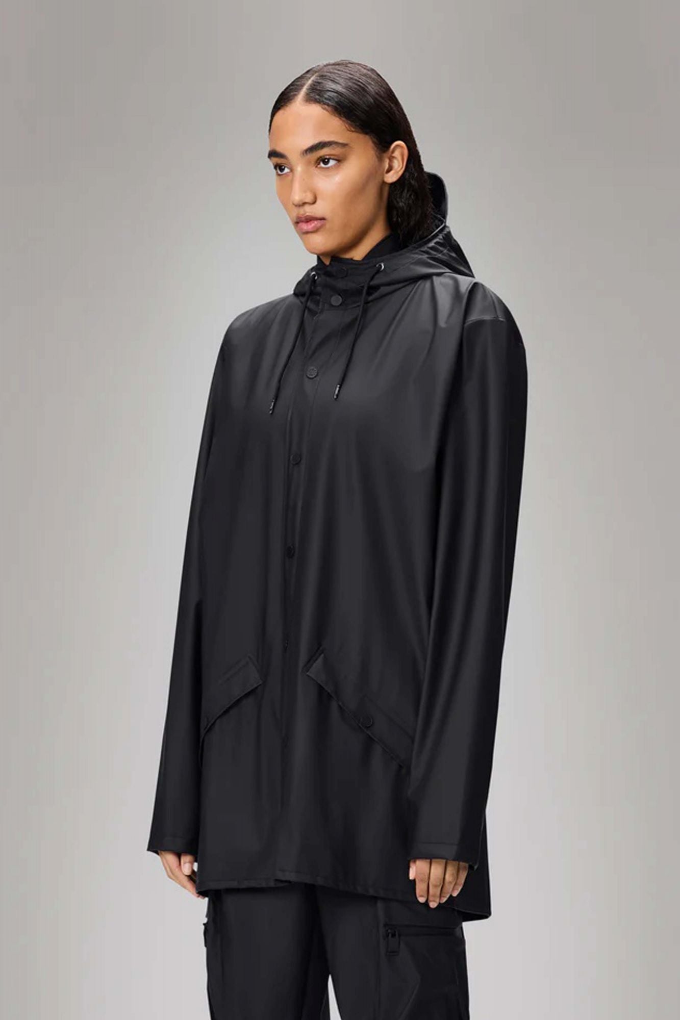 RAINS JACKET W3 en color NEGRO (1)