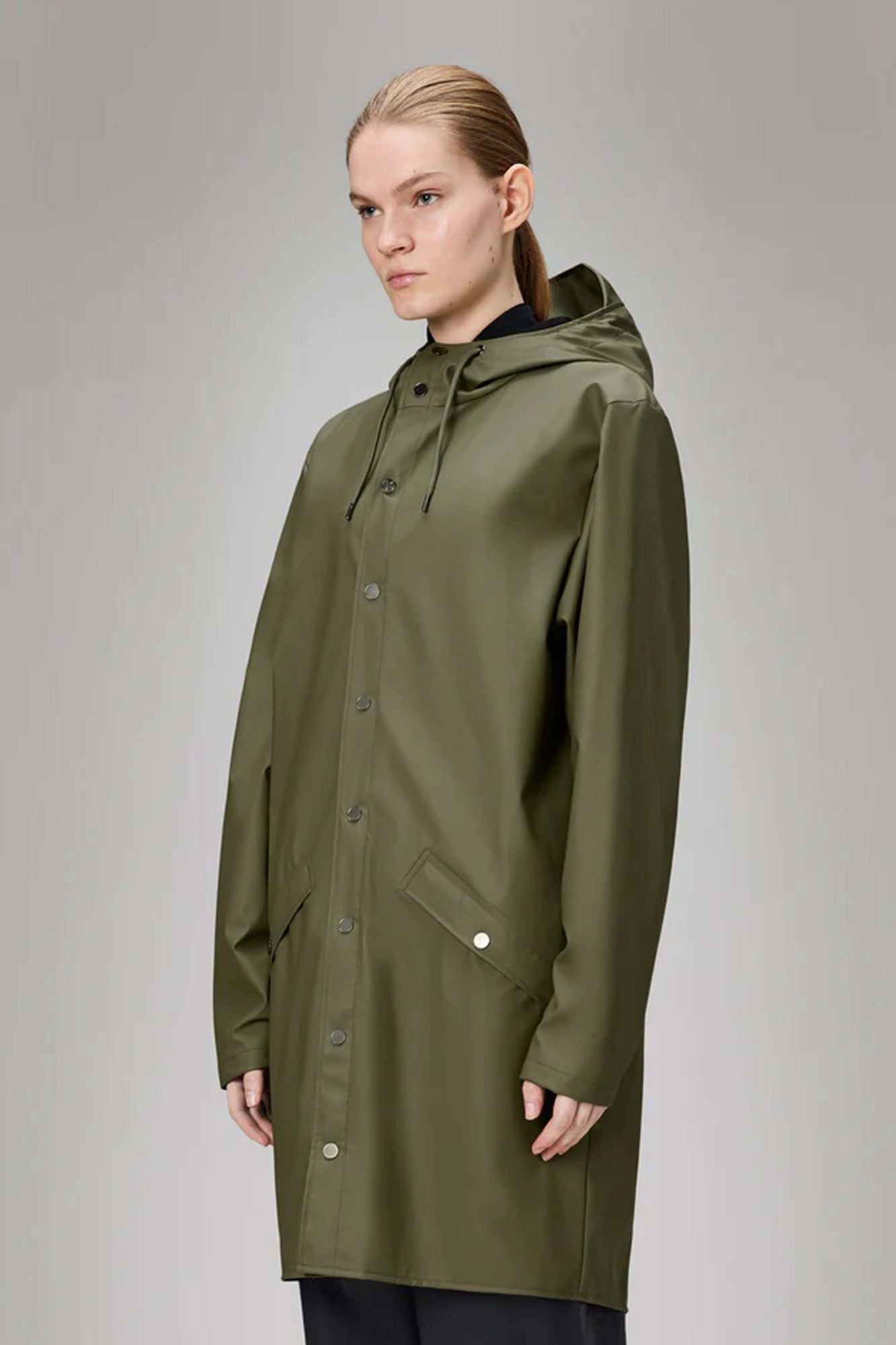 RAINS LONG JACKET W3 en color VERDE (1)
