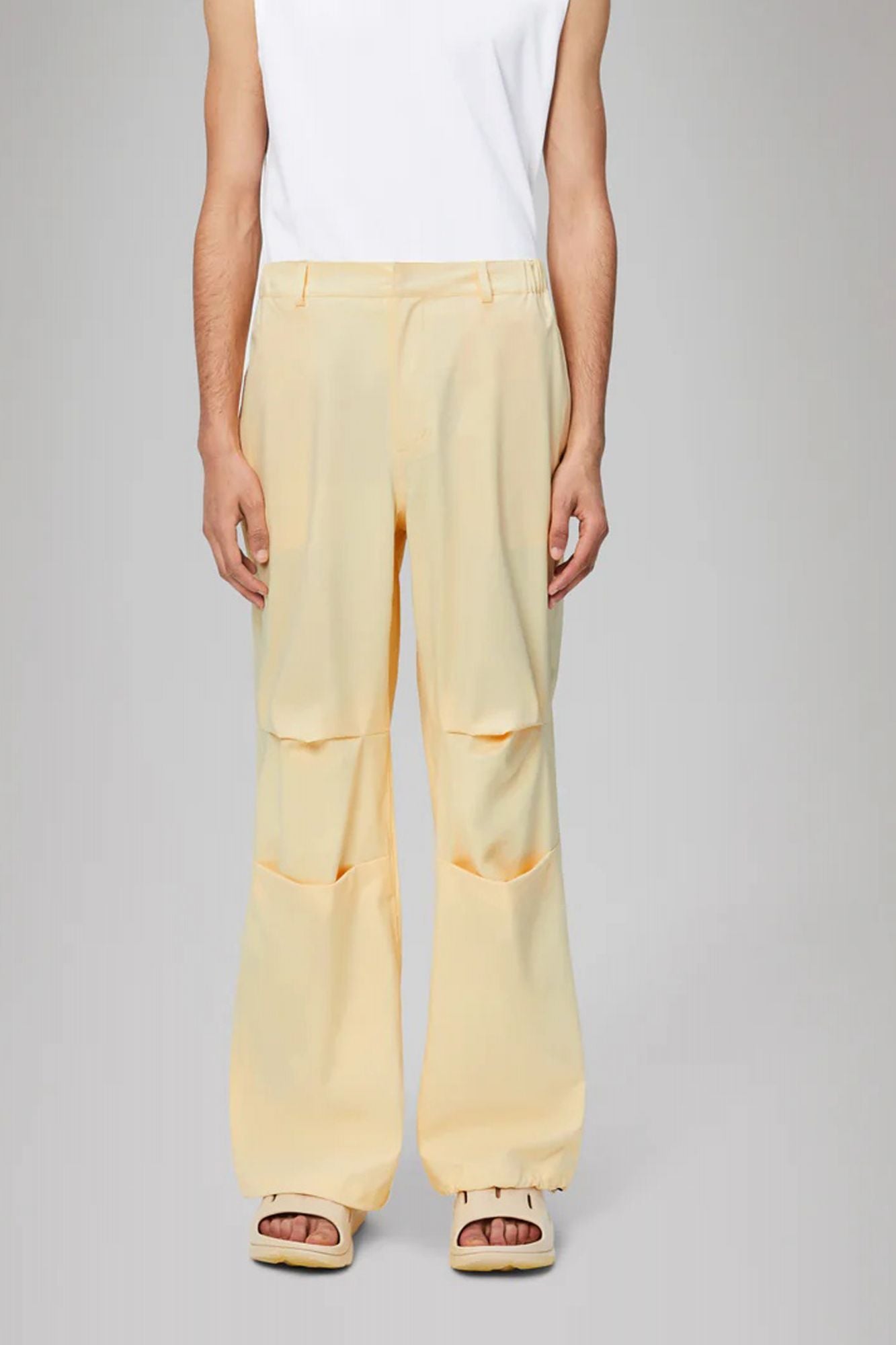 RAINS  SUVA HARDSHELL PANTS WIDE W3 en color BEIS (1)