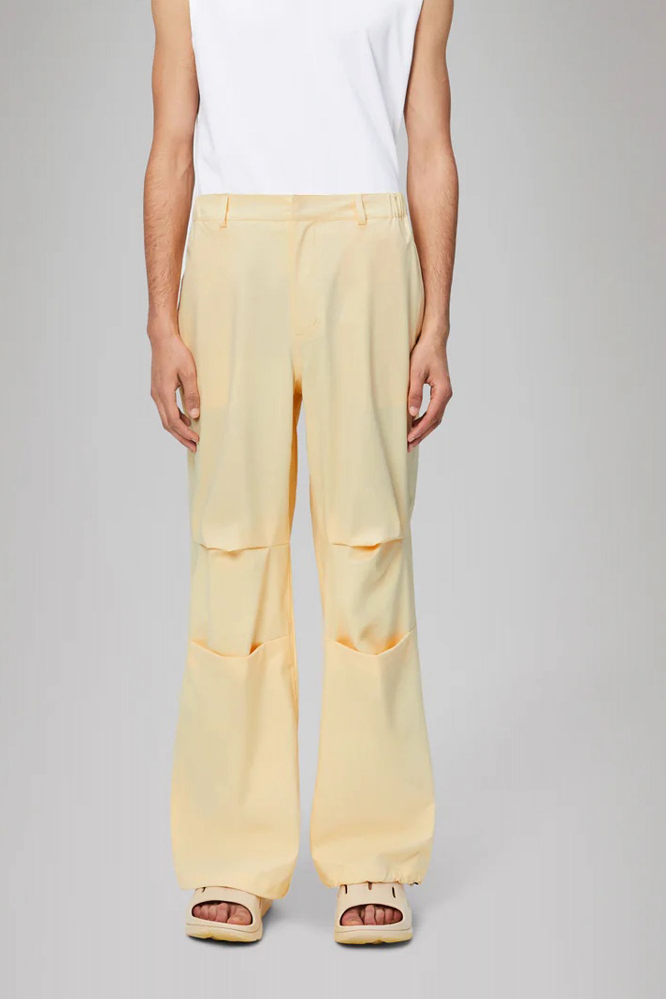 RAINS  SUVA HARDSHELL PANTS WIDE W3 en color BEIS (1)