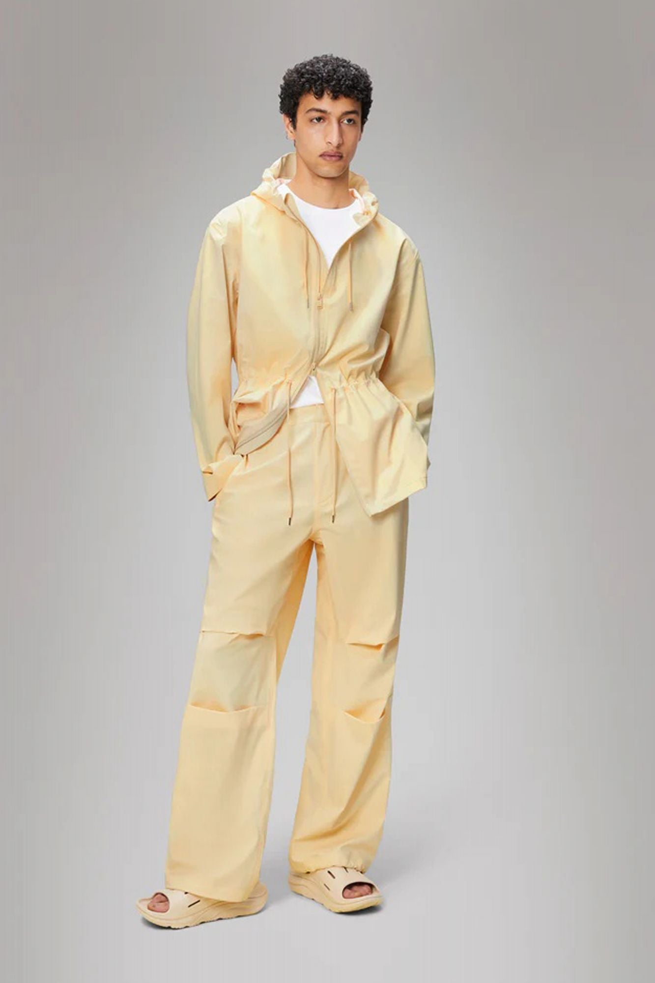 RAINS  SUVA HARDSHELL PANTS WIDE W3 en color BEIS (5)