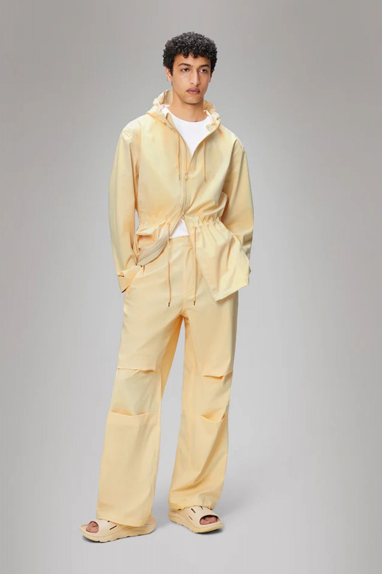 RAINS  SUVA HARDSHELL PANTS WIDE W3 en color BEIS (5)